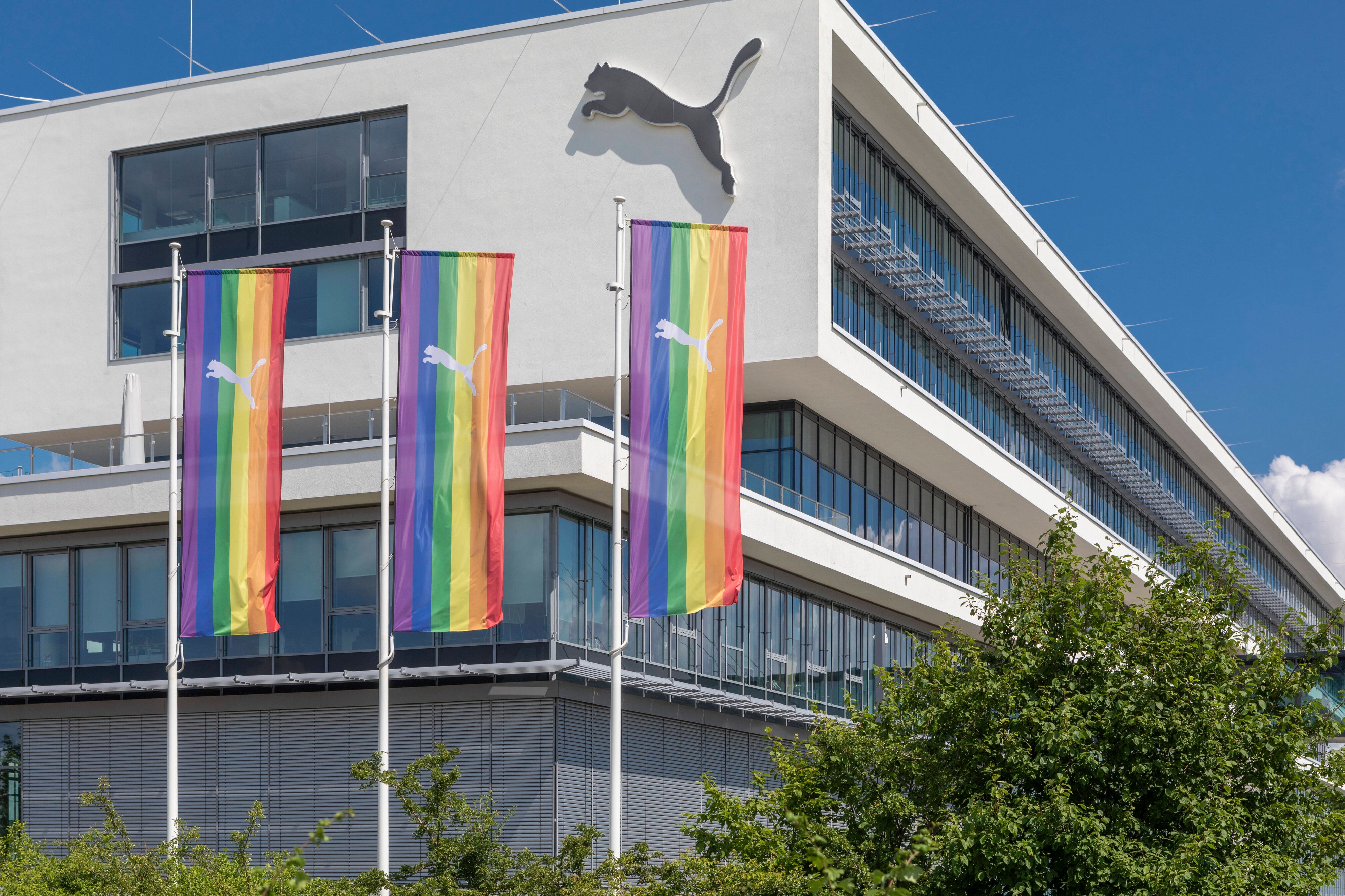 Die Firmenzentrale des Sportartikelherstellers „Puma“ in Herzogenaurach. Dieses Foto stammt vom 23. Juni 2021. Das Firmenlogo ist zu sehen und bunte Fahnen.