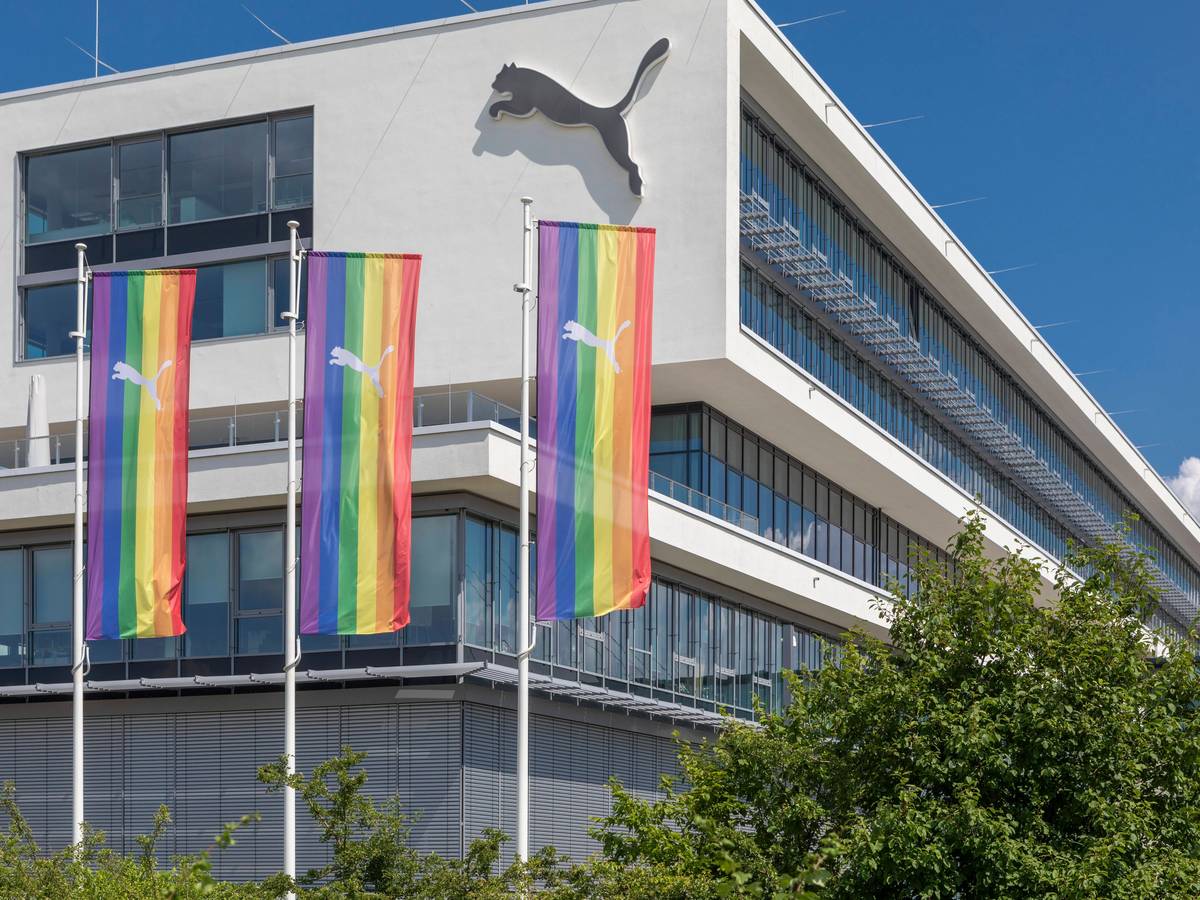 Die Firmenzentrale des Sportartikelherstellers „Puma“ in Herzogenaurach. Dieses Foto stammt vom 23. Juni 2021. Das Firmenlogo ist zu sehen und bunte Fahnen.