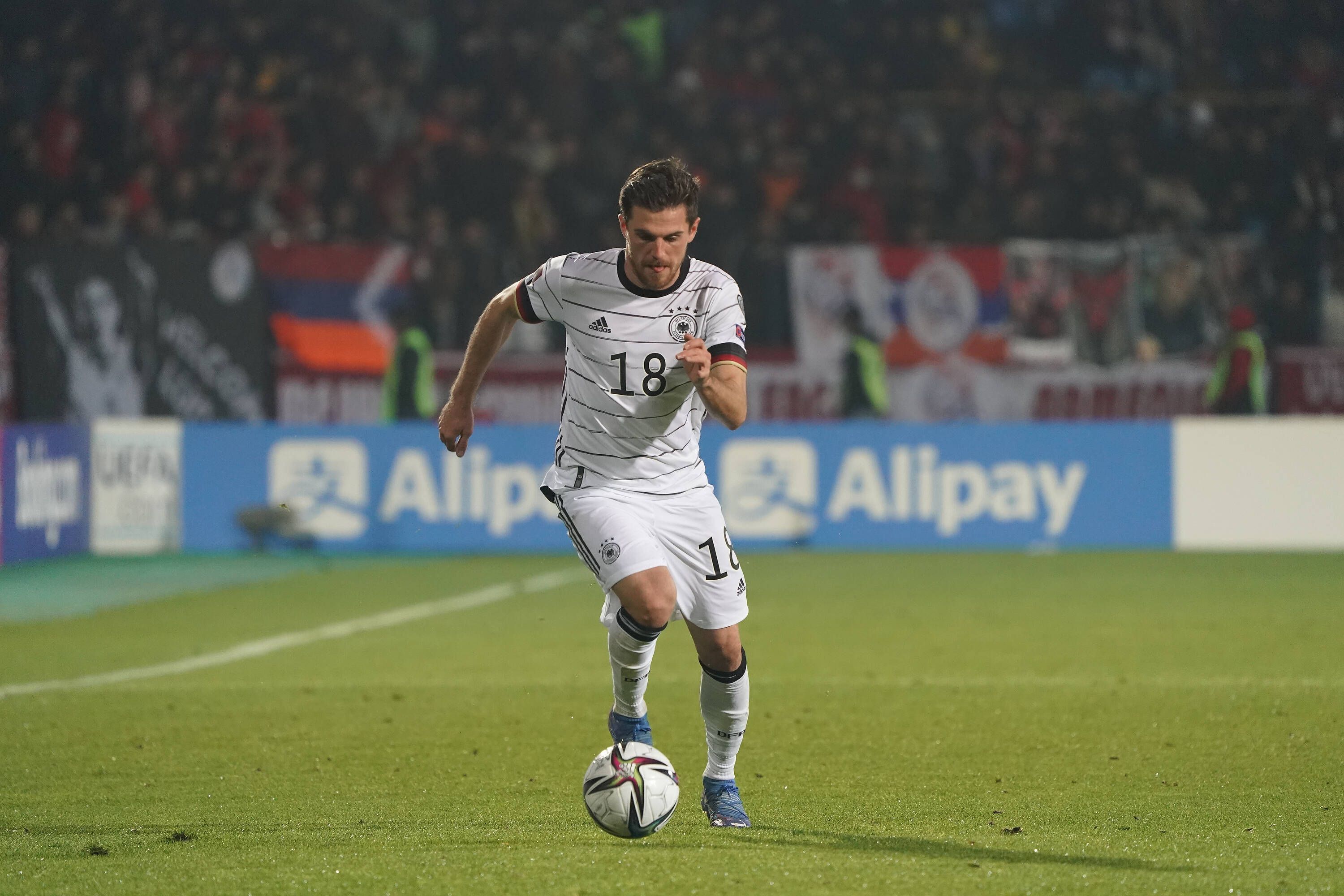 Jonas Hofmann im Einsatz für die Deutsche Nationalmannschaft beim Spiel gegen Armenien am 14. November 2021.