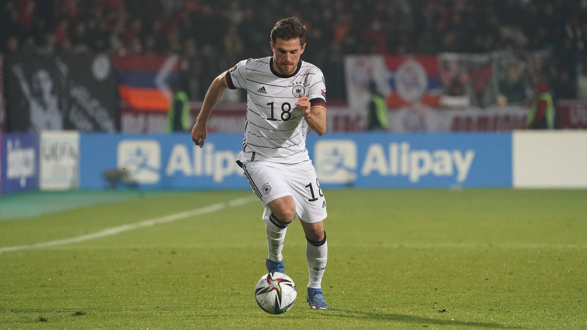 Jonas Hofmann im Einsatz für die Deutsche Nationalmannschaft beim Spiel gegen Armenien am 14. November 2021.