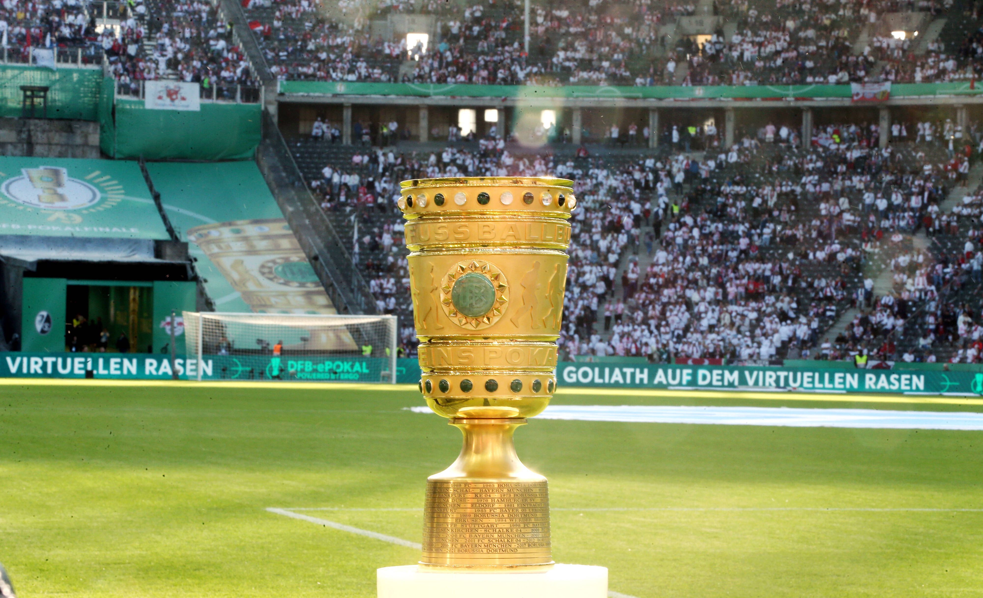Der DFB-Pokal im Berliner Olympiastadion. Auf diesem Foto ist die Trophäe am 21. Mai 2022 zu sehen. Die Sonne scheint den goldenen Pokal an.