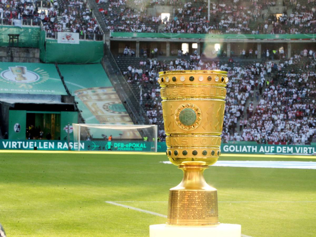 Der DFB-Pokal im Berliner Olympiastadion. Auf diesem Foto ist die Trophäe am 21. Mai 2022 zu sehen. Die Sonne scheint den goldenen Pokal an.