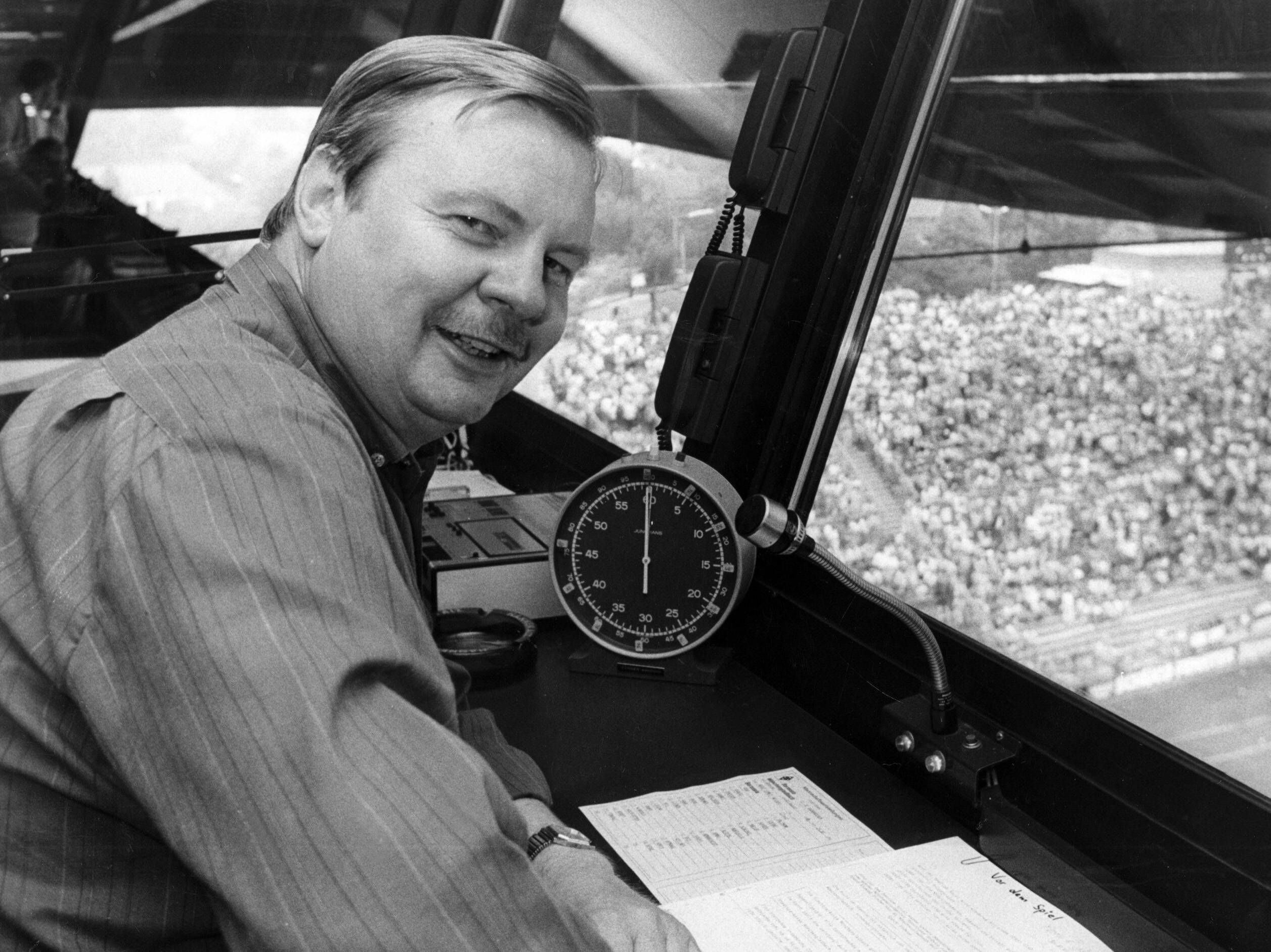 Die Kultstimme aus der Sprecher-Kabine auf dem legendären Bökelberg in Mönchengladbach: Borussias Stadionsprecher Rolf Göttel am 7. September 1985.