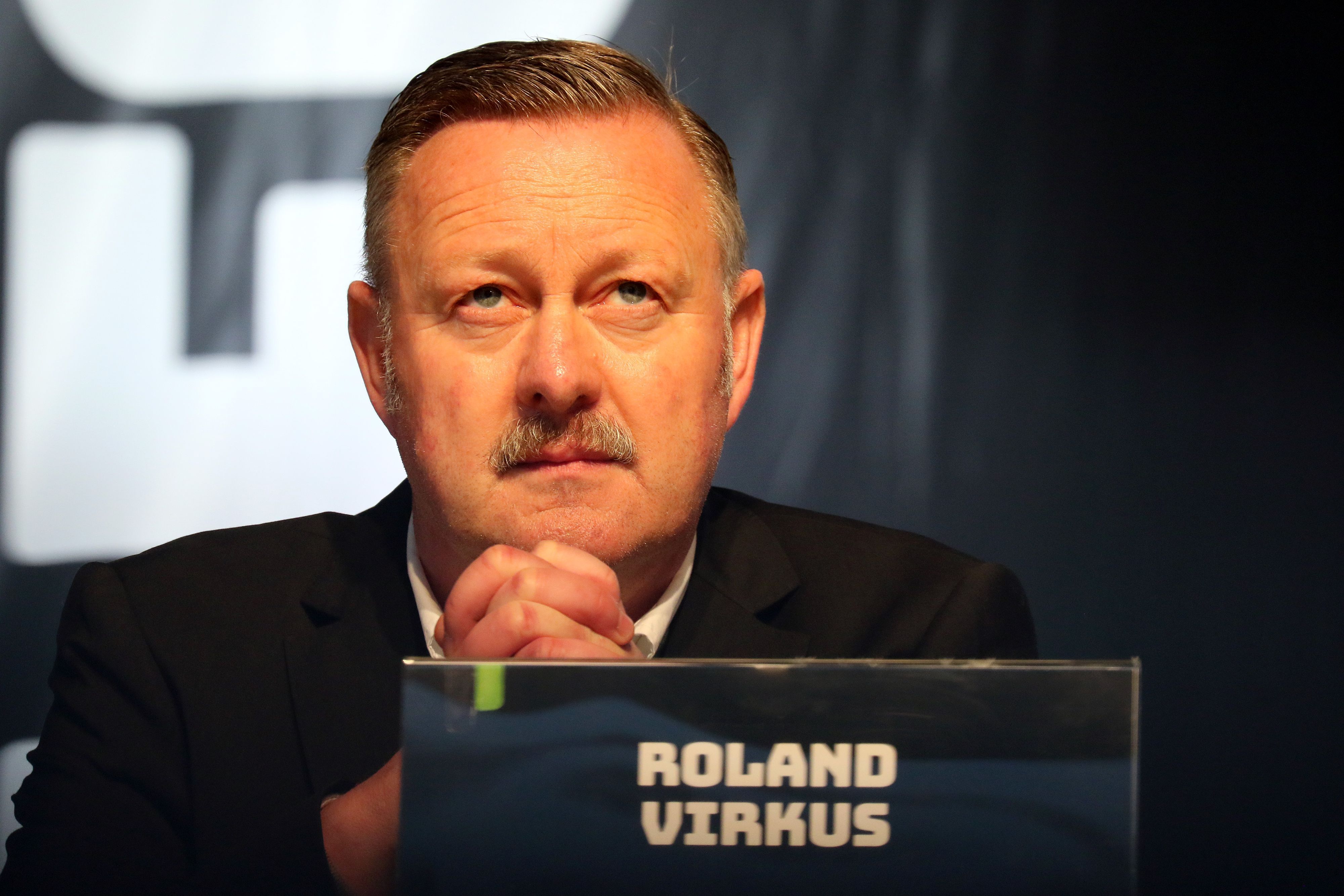 Roland Virkus, Manager von Borussia Mönchengladbach, bei der Mitgliederversammlung am Montag (30. Mai 2022) im Borussia-Park. Virkus hat die Hände gefaltet und schaut nach vorn.