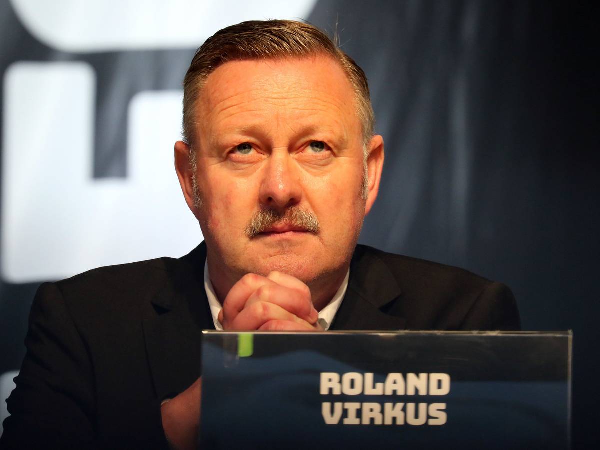 Roland Virkus, Manager von Borussia Mönchengladbach, bei der Mitgliederversammlung am Montag (30. Mai 2022) im Borussia-Park. Virkus hat die Hände gefaltet und schaut nach vorn.