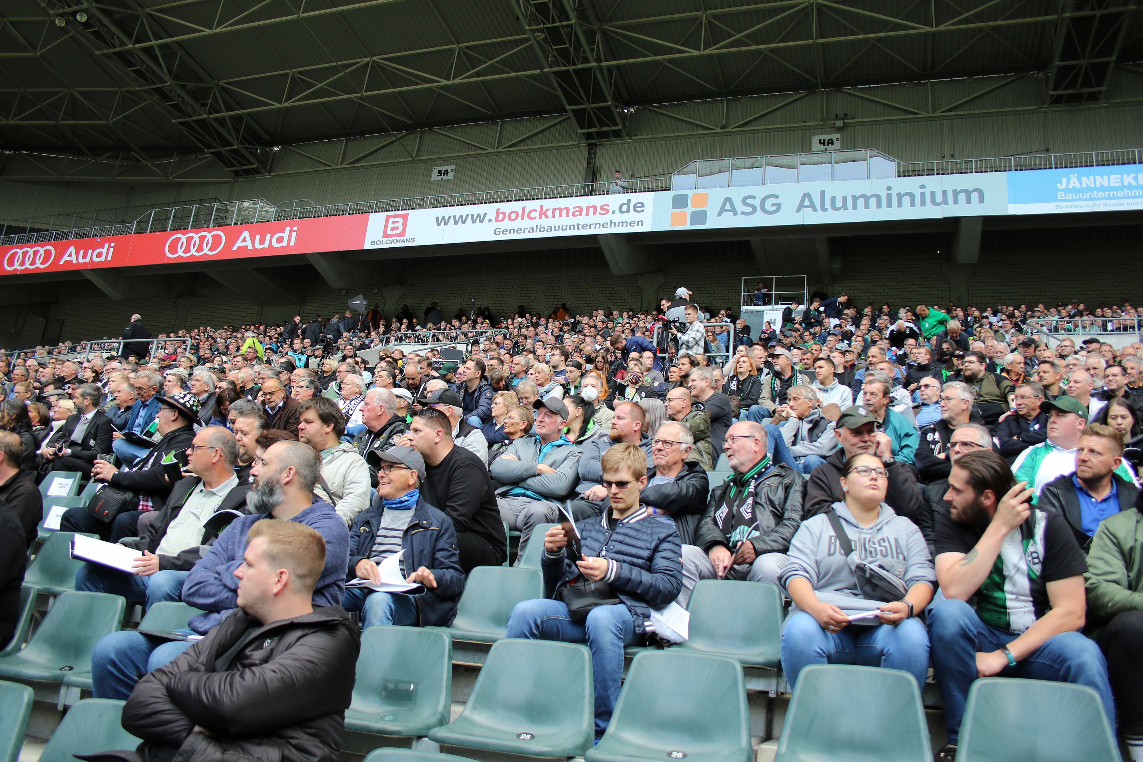 Rund 1.8000 Mitglieder von Borussia Mönchengladbach nahmen am 30. Mai 2022 an der Mitgliederversammlung 2022 im Borussia-Park teil. Das Foto zeigt einige von ihnen auf der Südtribüne.