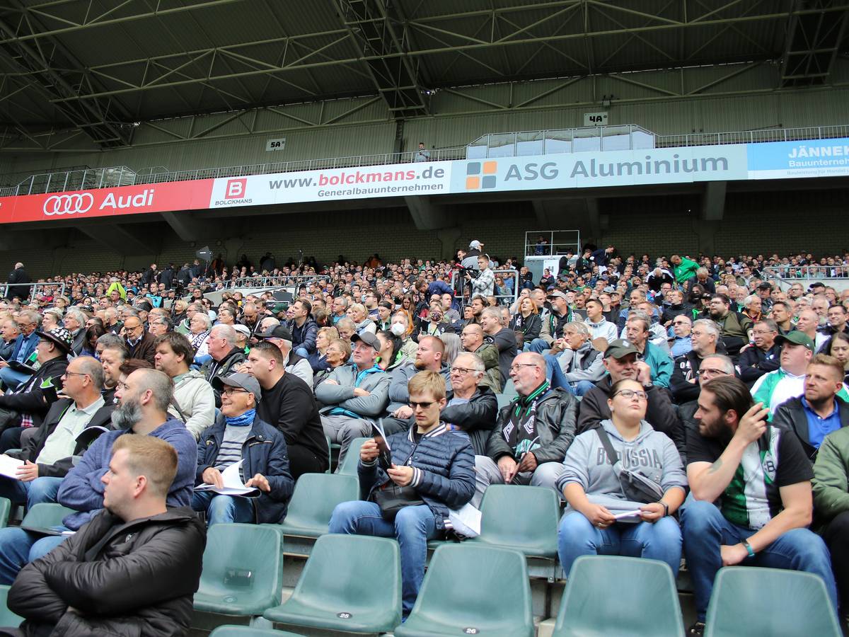 Rund 1.8000 Mitglieder von Borussia Mönchengladbach nahmen am 30. Mai 2022 an der Mitgliederversammlung 2022 im Borussia-Park teil. Das Foto zeigt einige von ihnen auf der Südtribüne.