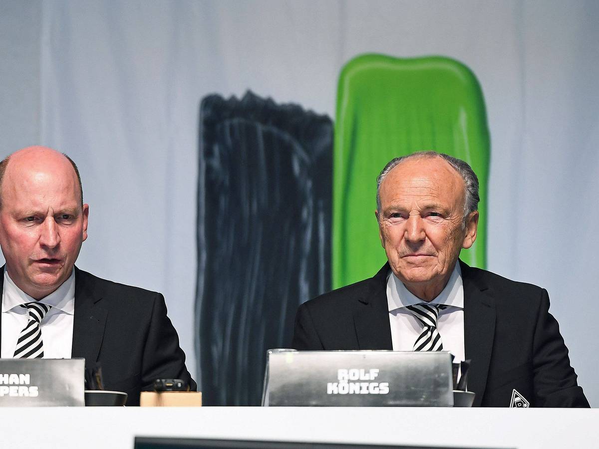 Präsident Rolf Königs (r.) und Geschäftsführer Stephan Schippers (l.), hier zu sehen bei der Mitgliederversammlung von Borussia Mönchengladbach am 10. August 2021. Königs und Schippers schauen auf einen Monitor.
