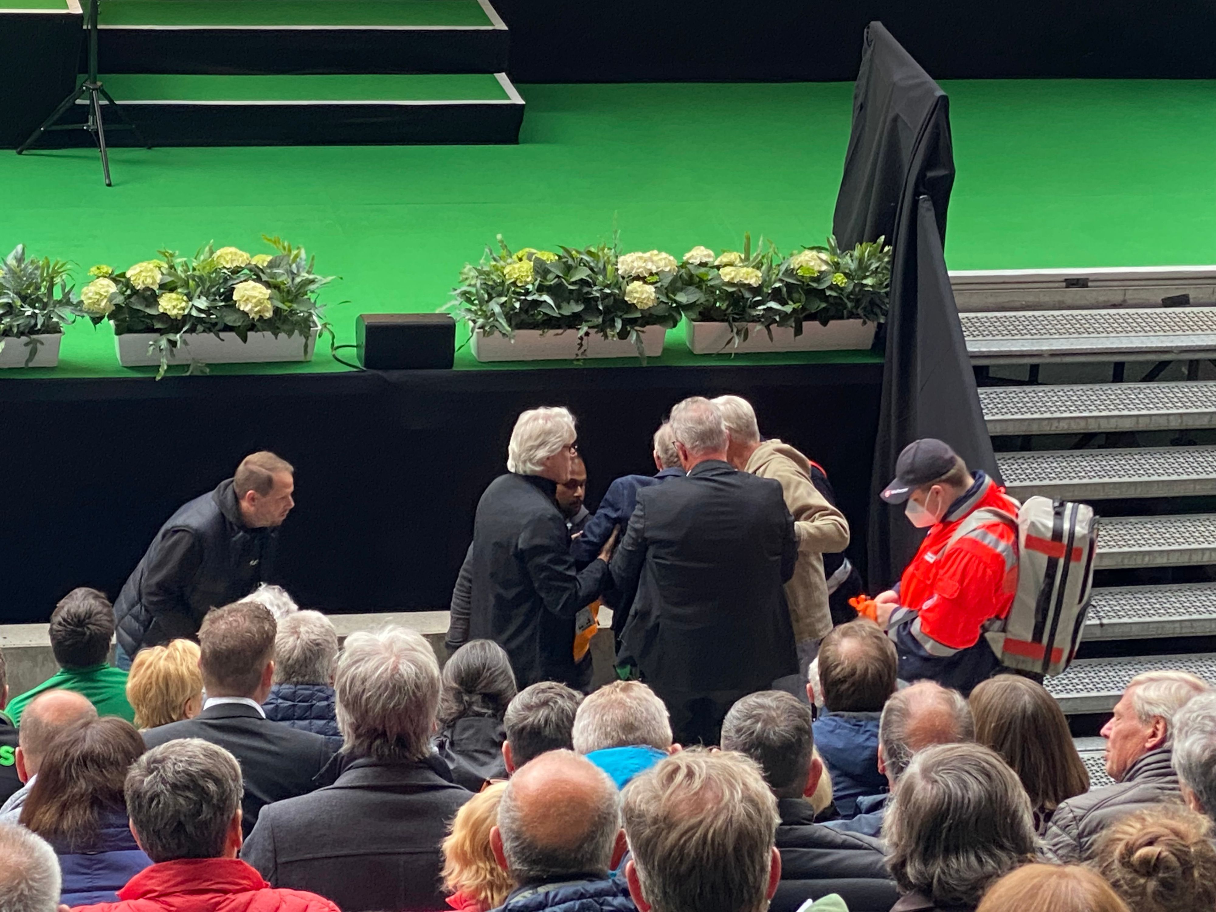 Medizinischer Notfall bei der Mitgliederversammlung von Borussia Mönchengladbach am 30. Mai 2022. Stadionsprecher-Legende Rolf Göttel ist zusammengebrochen.