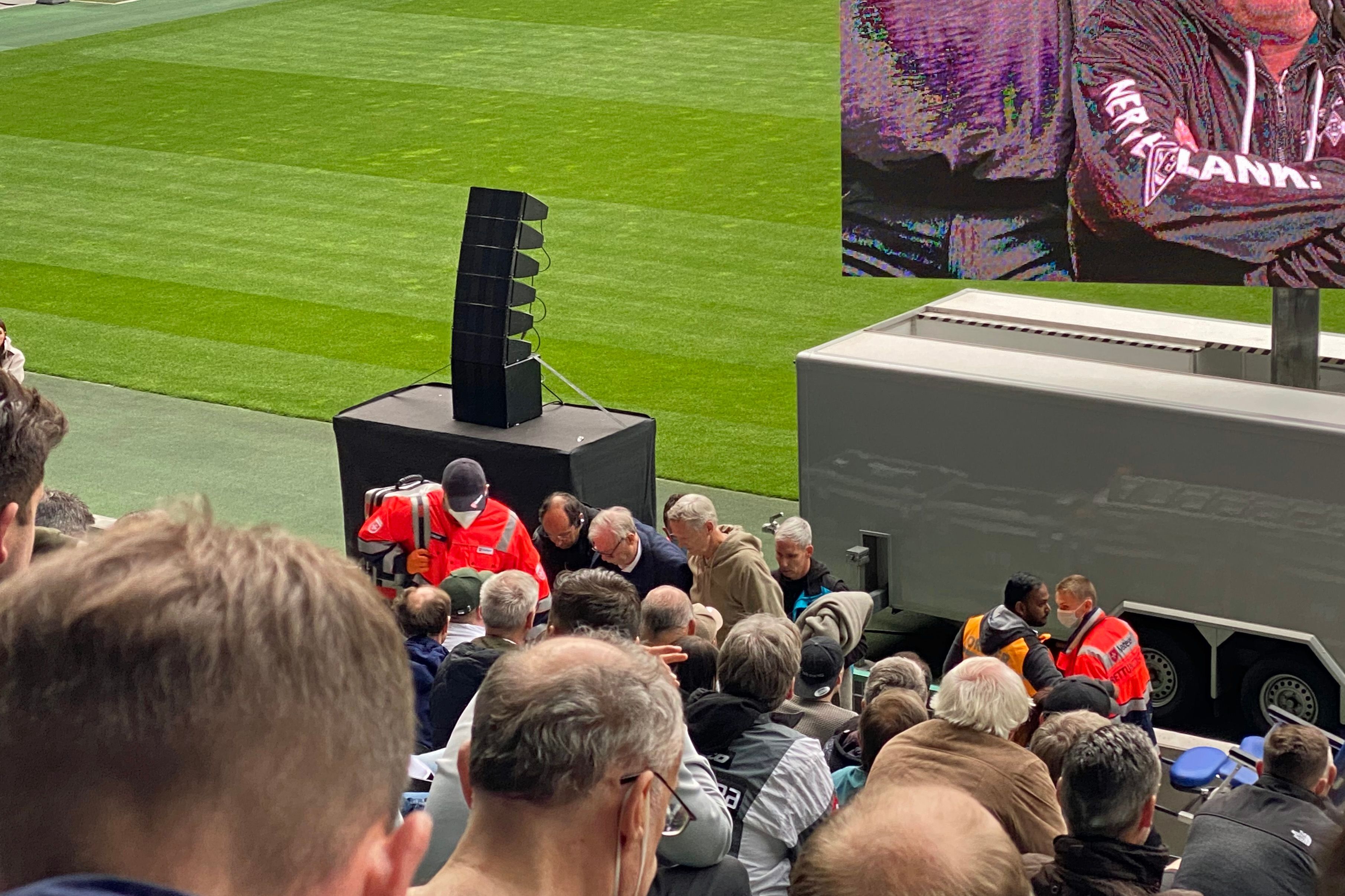 Medizinischer Notfall bei der Mitgliederversammlung von Borussia Mönchengladbach am 30. Mai 2022. Stadionsprecher-Legende Rolf Göttel ist zusammengebrochen.