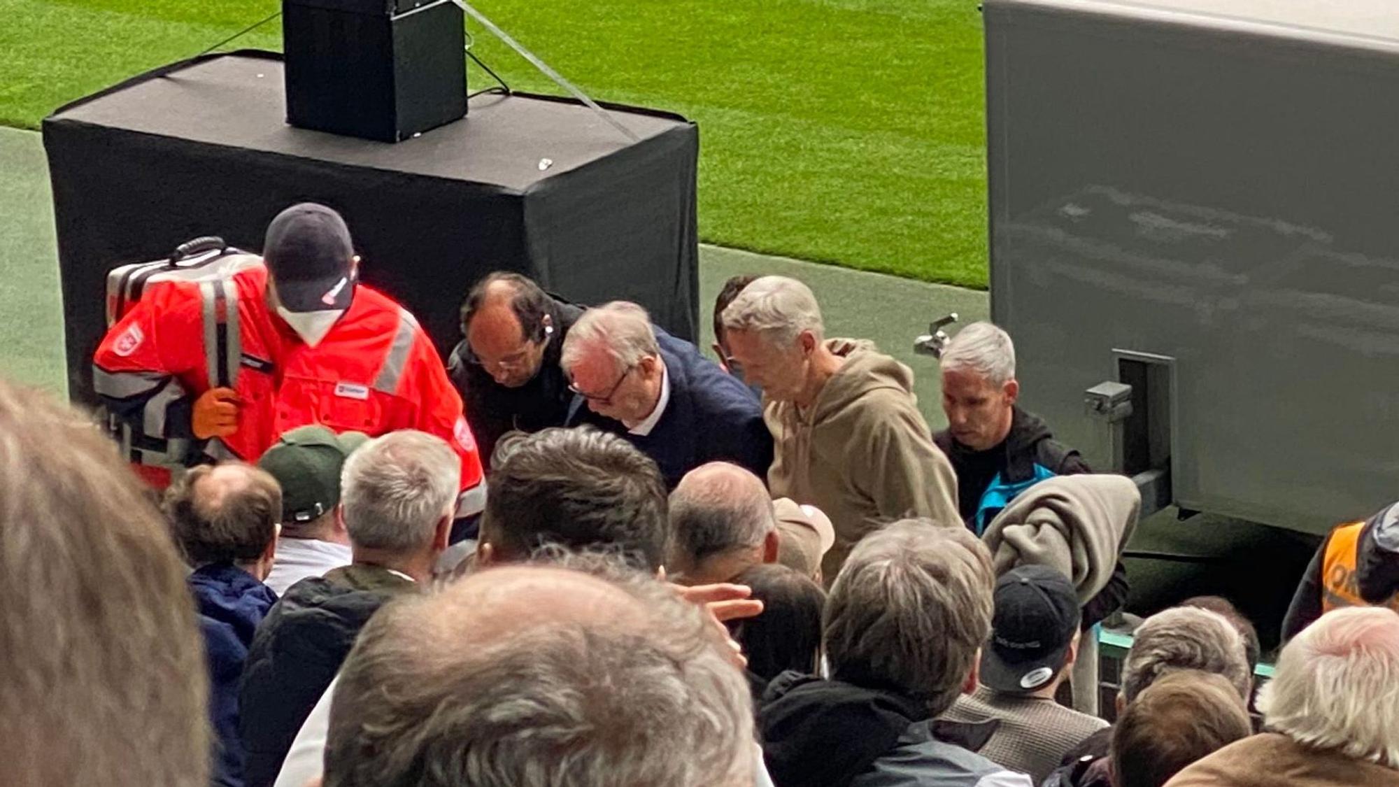 Medizinischer Notfall bei der Mitgliederversammlung von Borussia Mönchengladbach am 30. Mai 2022. Stadionsprecher-Legende Rolf Göttel ist zusammengebrochen.