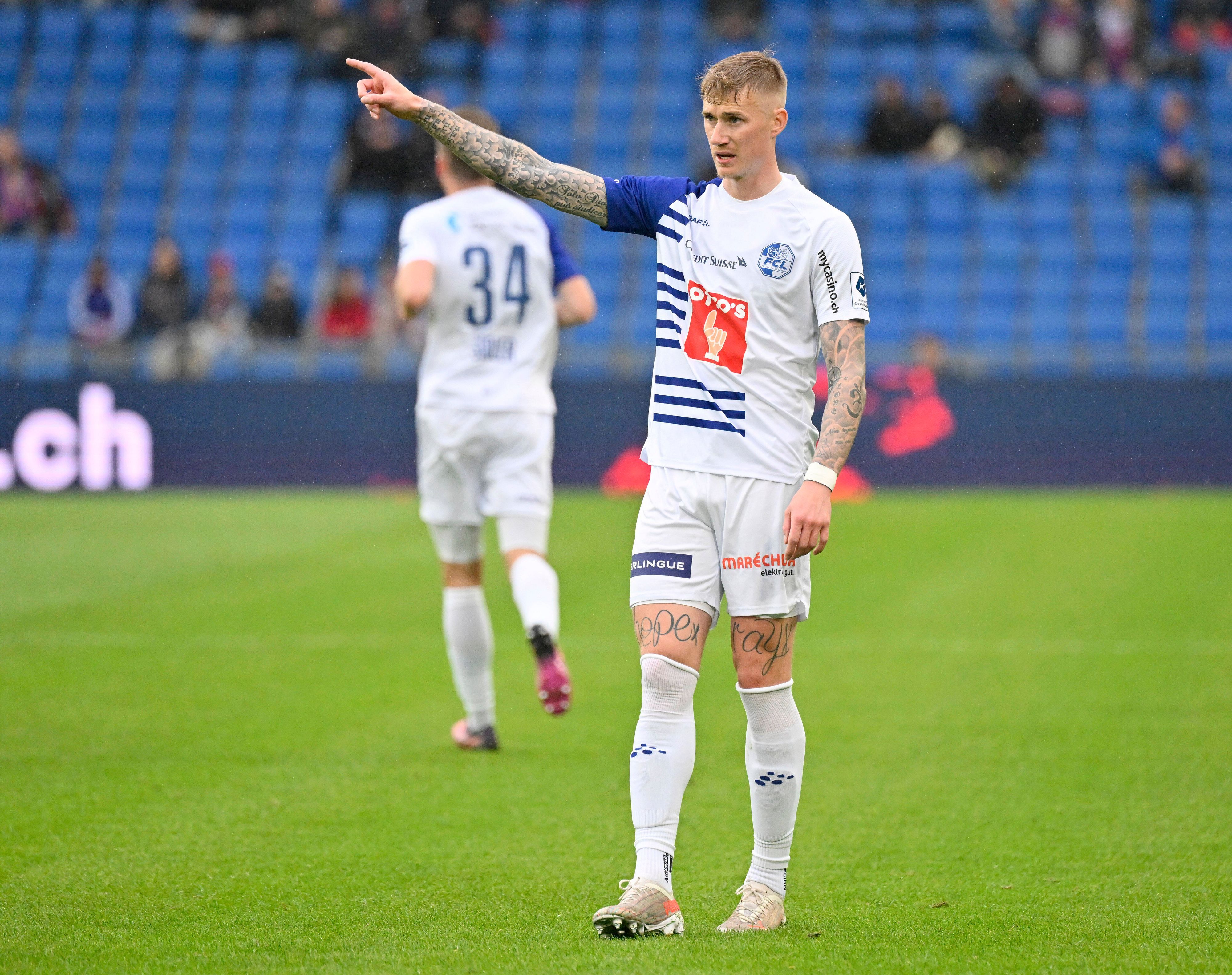 Der ehemalige Spieler von Borussia Mönchengladbach, Marvin Schulz, spielt in der kommenden Saison bei Holstein Kiel. Dieses Bild stammt vom Spiel des FC Luzern beim FC Basel am 24. April 2022. Schulz zeigt auf dem Feld mit dem Finger in eine Richtung.