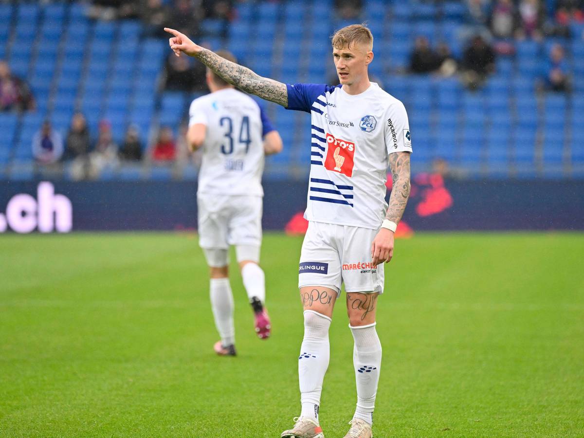 Der ehemalige Spieler von Borussia Mönchengladbach, Marvin Schulz, spielt in der kommenden Saison bei Holstein Kiel. Dieses Bild stammt vom Spiel des FC Luzern beim FC Basel am 24. April 2022. Schulz zeigt auf dem Feld mit dem Finger in eine Richtung.