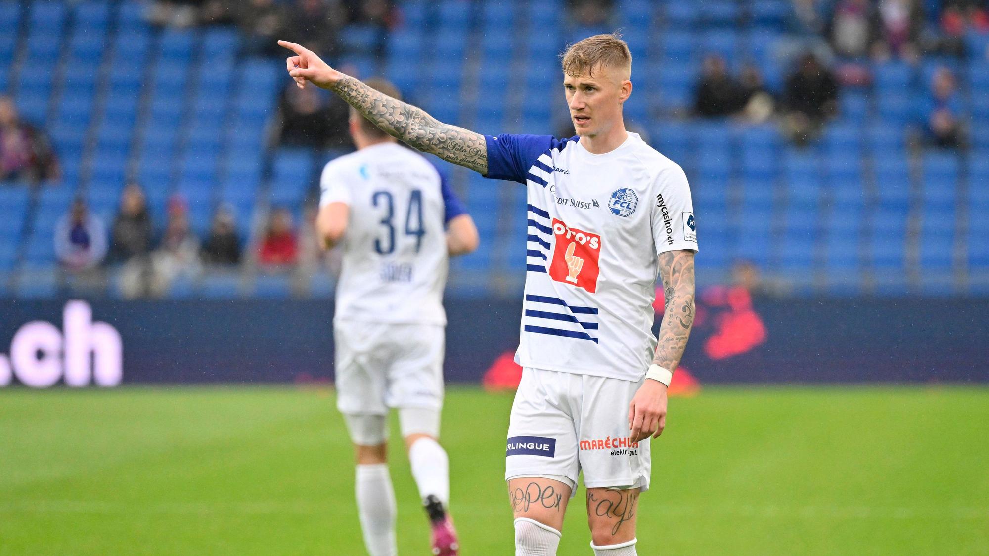Der ehemalige Spieler von Borussia Mönchengladbach, Marvin Schulz, spielt in der kommenden Saison bei Holstein Kiel. Dieses Bild stammt vom Spiel des FC Luzern beim FC Basel am 24. April 2022. Schulz zeigt auf dem Feld mit dem Finger in eine Richtung.