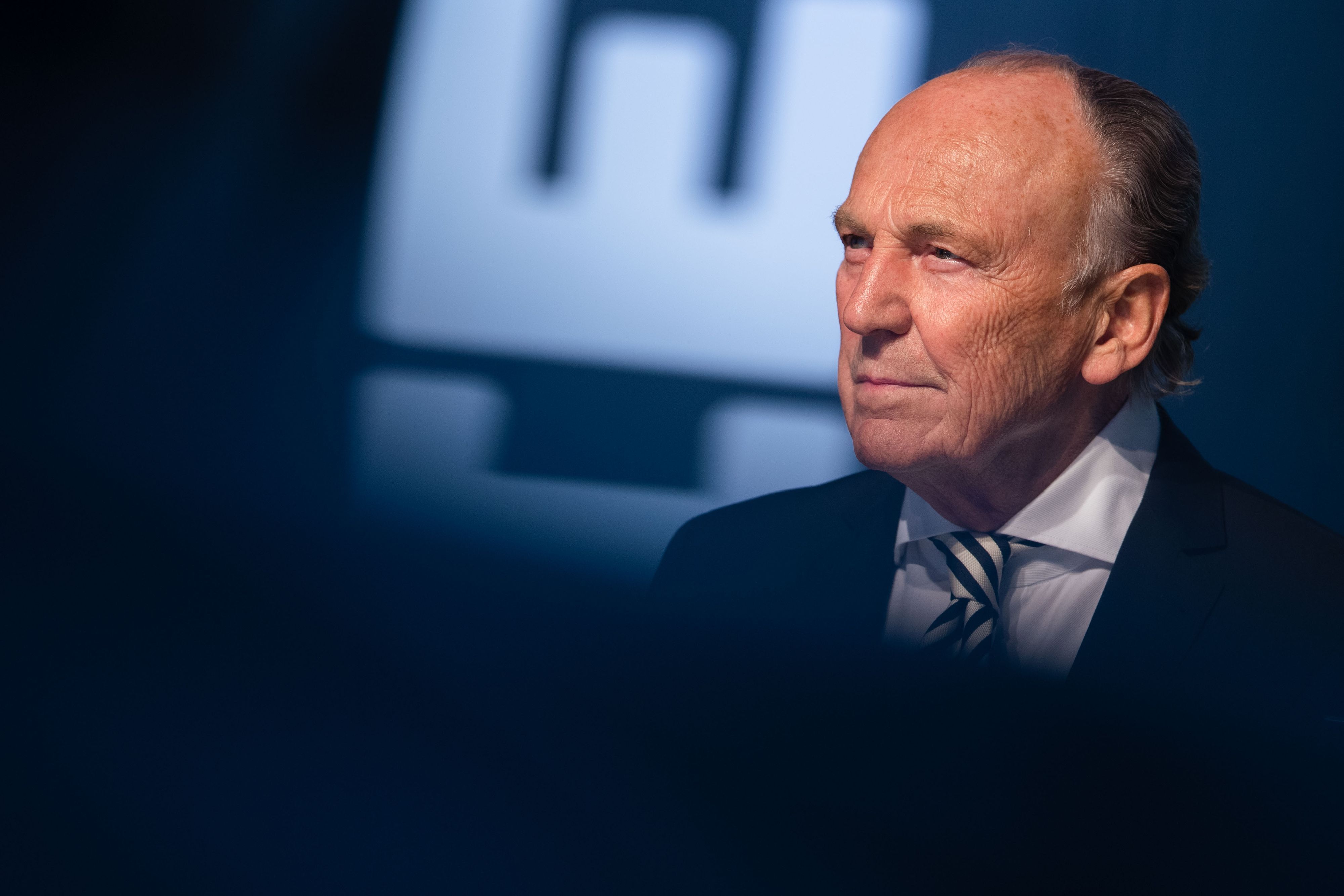 Rolf Königs, Präsident von Borussia Mönchengladbach, während der Mitgliederversammlung am 30. Mai 2022 im Borussia-Park. Königs lächelt.