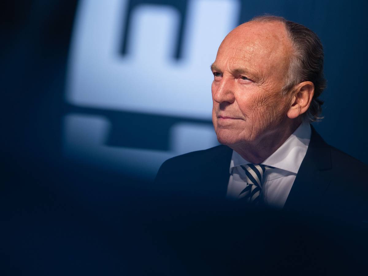 Rolf Königs, Präsident von Borussia Mönchengladbach, während der Mitgliederversammlung am 30. Mai 2022 im Borussia-Park. Königs lächelt.