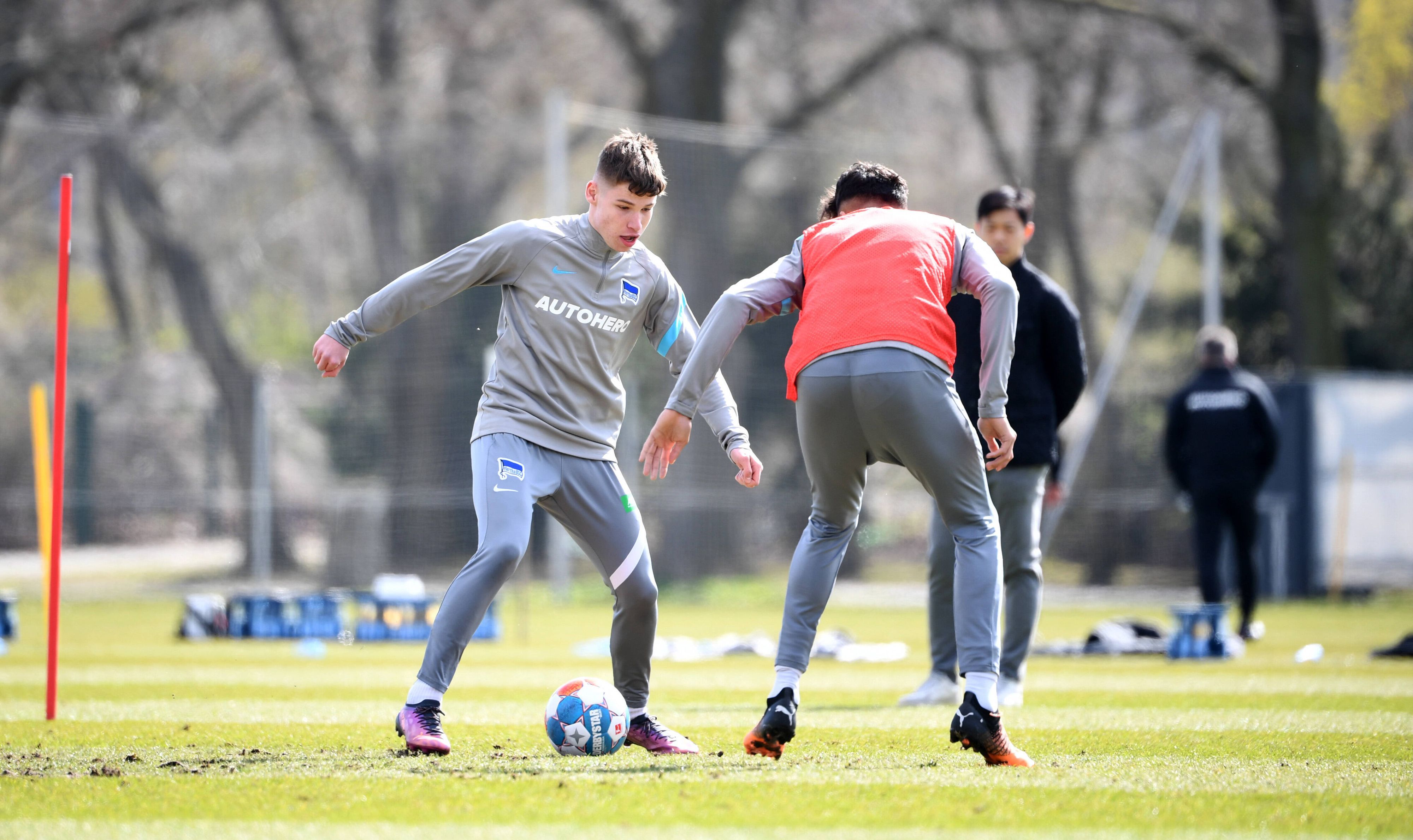Lukas Ullrich (li.) steht möglicherweise vor einem Wechsel zu Borussia Mönchengladbach. Dieses Foto zeigt den 18-Jährigen am 11. April 2022 im Training von Hertha BSC. Ullrich hat den Ball am Fuß und geht in einen Zweikampf mit einem Mitspieler.