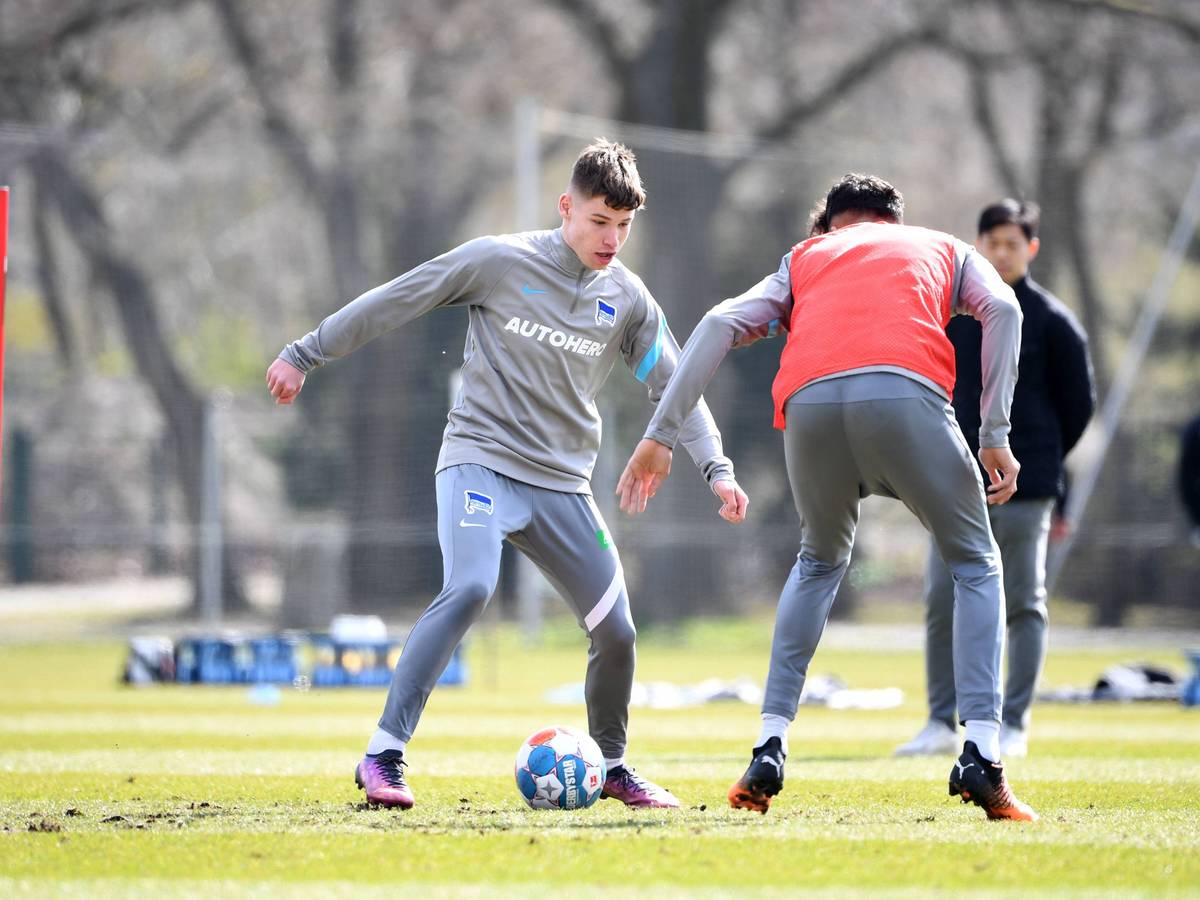 Lukas Ullrich (li.) steht möglicherweise vor einem Wechsel zu Borussia Mönchengladbach. Dieses Foto zeigt den 18-Jährigen am 11. April 2022 im Training von Hertha BSC. Ullrich hat den Ball am Fuß und geht in einen Zweikampf mit einem Mitspieler.