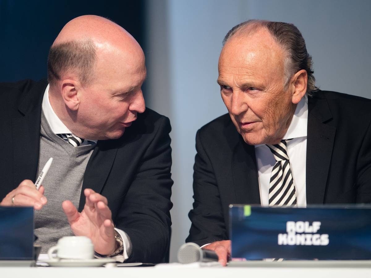 Die beiden mächtigsten Macher im Borussia-Park: Präsident Rolf Königs (r.) und Geschäftsführer Stephan Schippers (l.). Auf diesem Foto während der Mitgliederversammlung am 31. Mai 2022 im Borussia-Park zu sehen. Schippers beugt sich zu Königs rüber und sagt etwas in dessen Ohr.