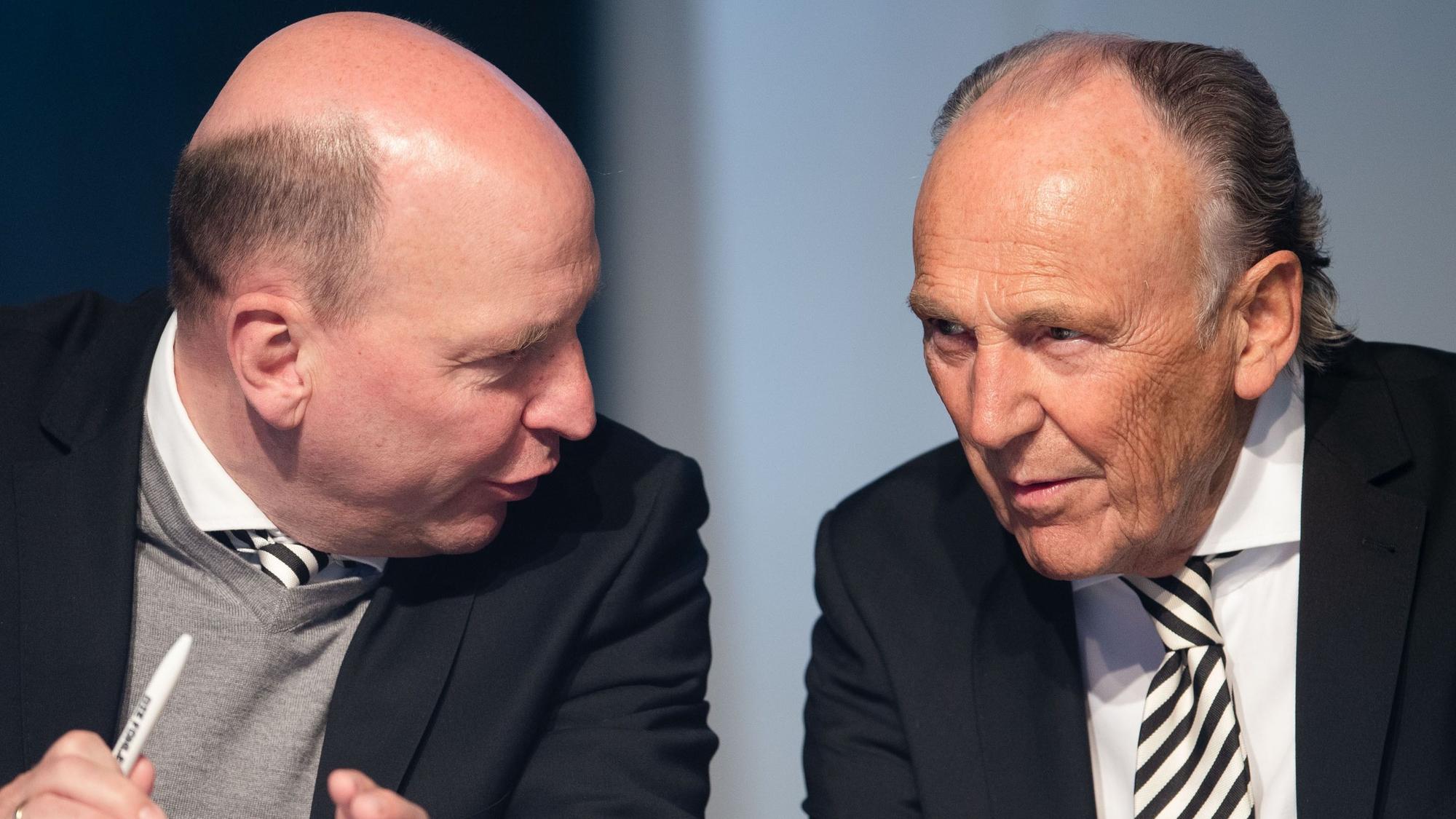 Die beiden mächtigsten Macher im Borussia-Park: Präsident Rolf Königs (r.) und Geschäftsführer Stephan Schippers (l.). Auf diesem Foto während der Mitgliederversammlung am 31. Mai 2022 im Borussia-Park zu sehen. Schippers beugt sich zu Königs rüber und sagt etwas in dessen Ohr.