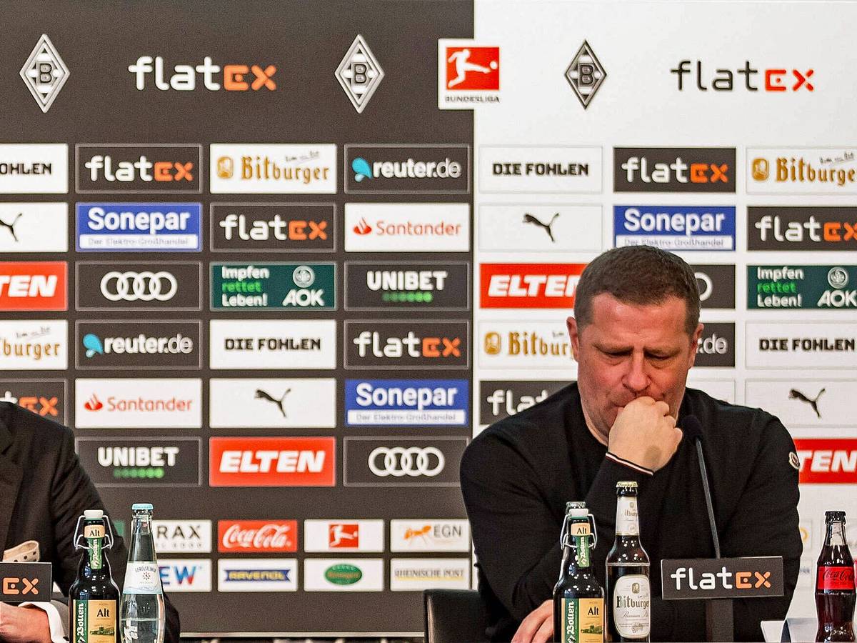 Das Ende der Zusammenarbeit zwischen Rolf Königs (l.), Präsident von Borussia Mönchengladbach, und Max Eberl (r.) als Fohlen-Manager am 28. Januar 2022 im Borussia-Park. Eberl blickt nach unten, Königs nach vorne.