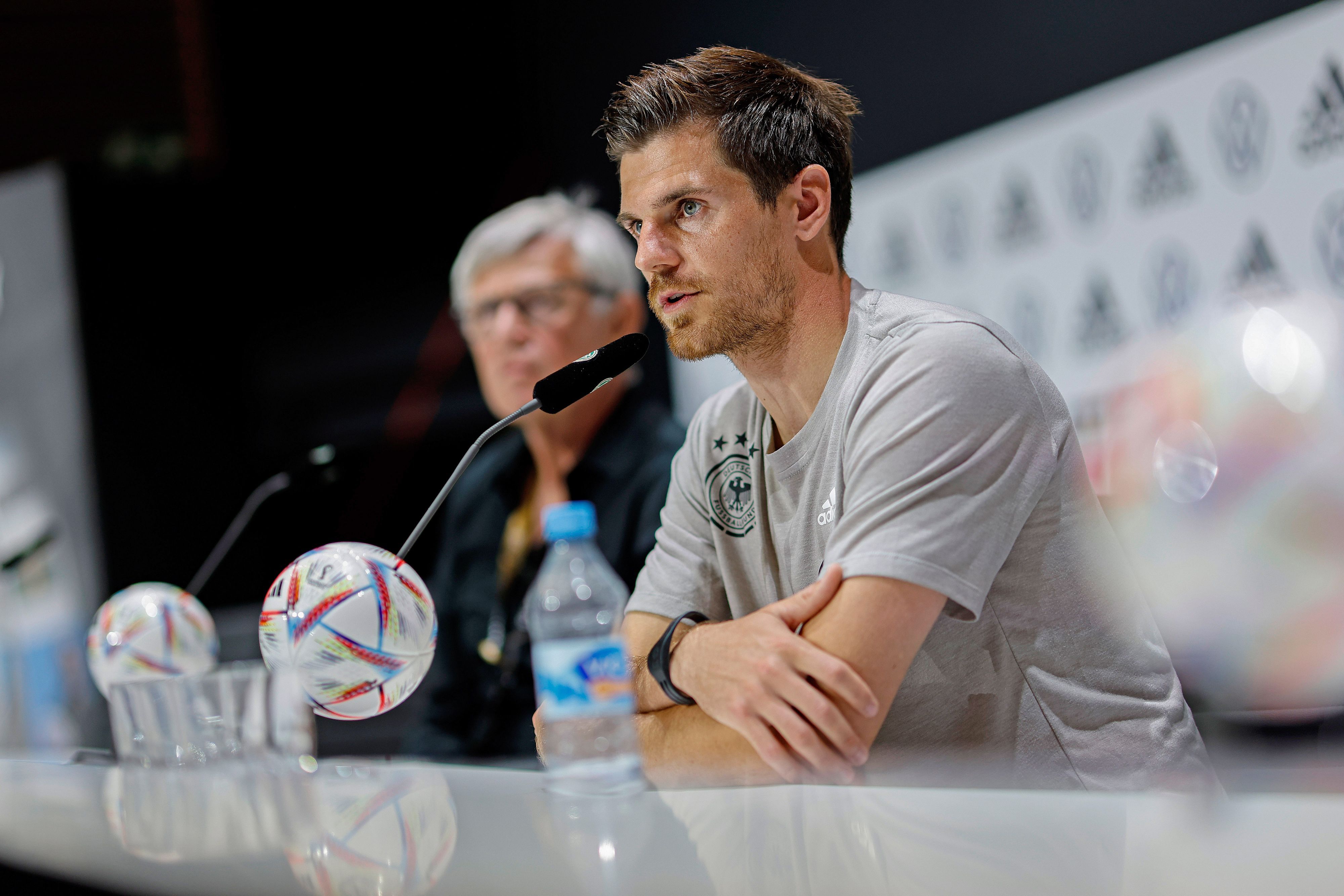 DFB-Nationalspieler Jonas Hofmann in Herzogenaurach bei der Pressekonferenz der deutschen Fußball-Nationalmannschaft am Donnerstag (2. Juni 2022) vor dem Start in die UEFA Nations League. Hofmann spricht in ein Mikrofon.