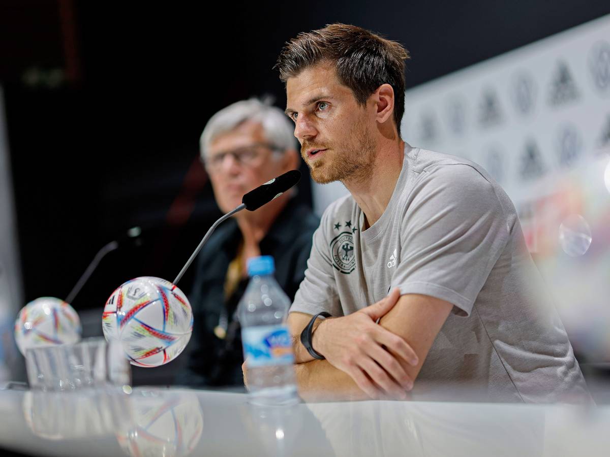 DFB-Nationalspieler Jonas Hofmann in Herzogenaurach bei der Pressekonferenz der deutschen Fußball-Nationalmannschaft am Donnerstag (2. Juni 2022) vor dem Start in die UEFA Nations League. Hofmann spricht in ein Mikrofon.