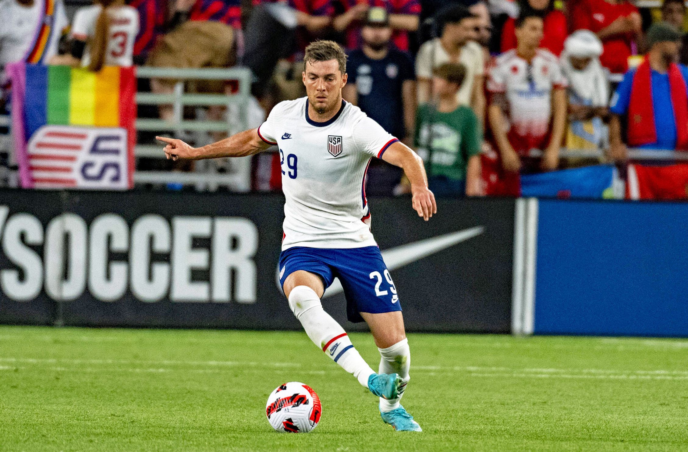 Joe Scally, Profi von Borussia Mönchengladbach, im Einsatz für die Nationalmannschaft der USA am 1. Juni 2022 in Cincinnati gegen Marokko. Scally führt bei seiner Länderspielpremiere den Ball am Fuß.