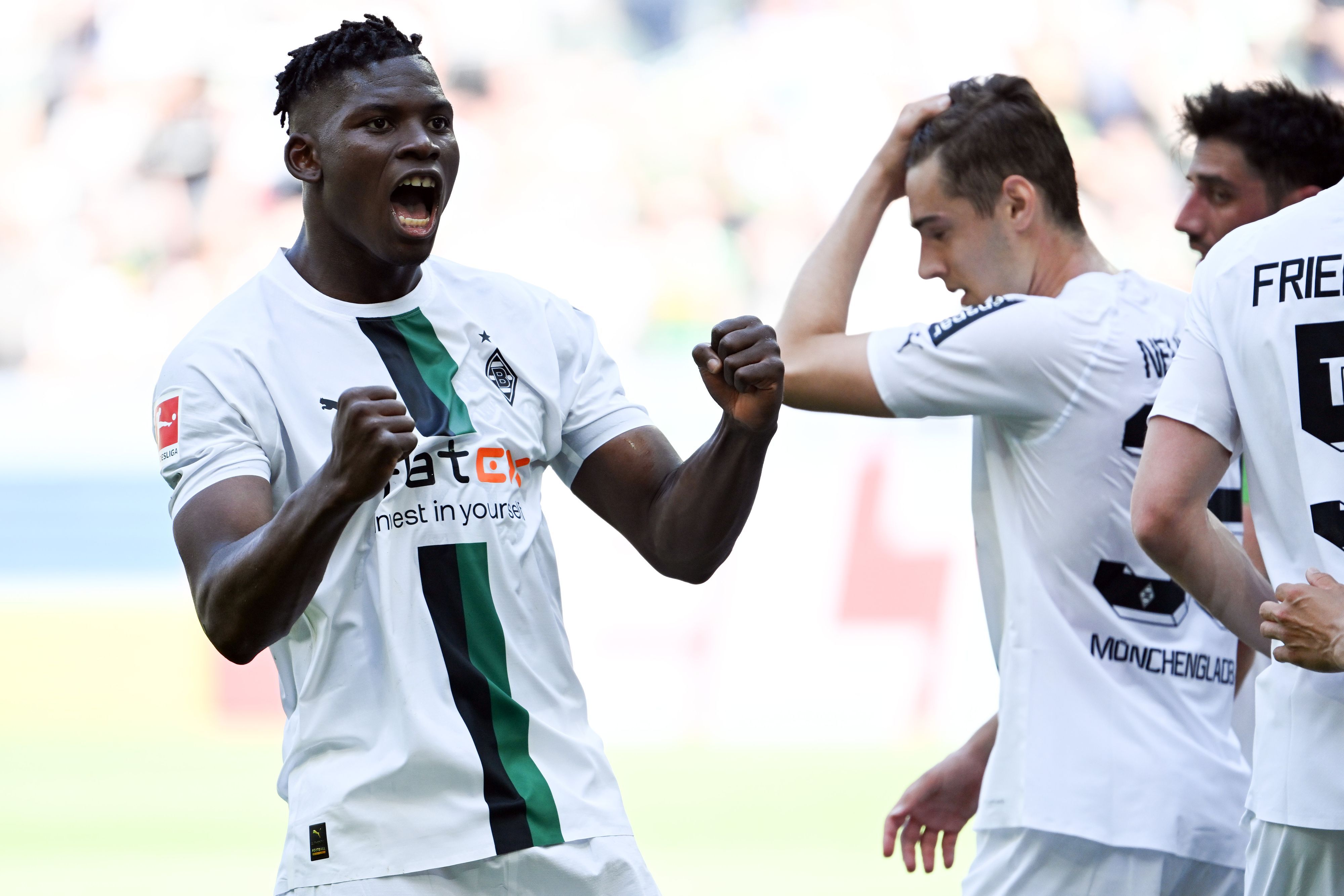 Stürmer Breel Embolo (l.) im Trikot von Borussia Mönchengladbach, hier zu sehen am 14. Mai 2022 im Bundesliga-Duell mit der TSG Hoffenheim.