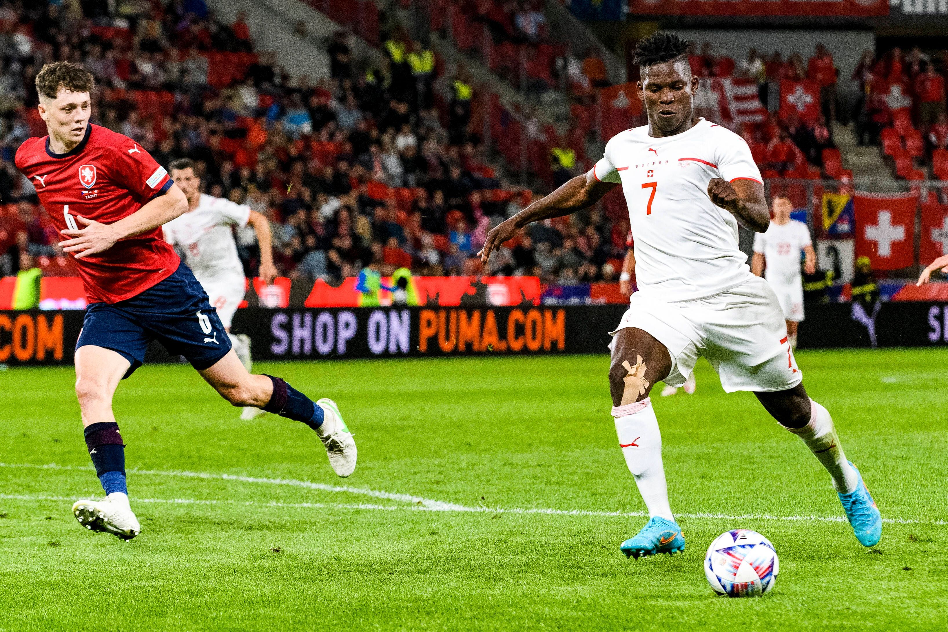 Gladbach-Stürmer Breel Embolo (r.) am 2. Juni 2022 im Einsatz für die Schweiz während des Gruppenspiels in der UEFA Nations League gegen Tschechien. Embolo hat den Ball im Blick.