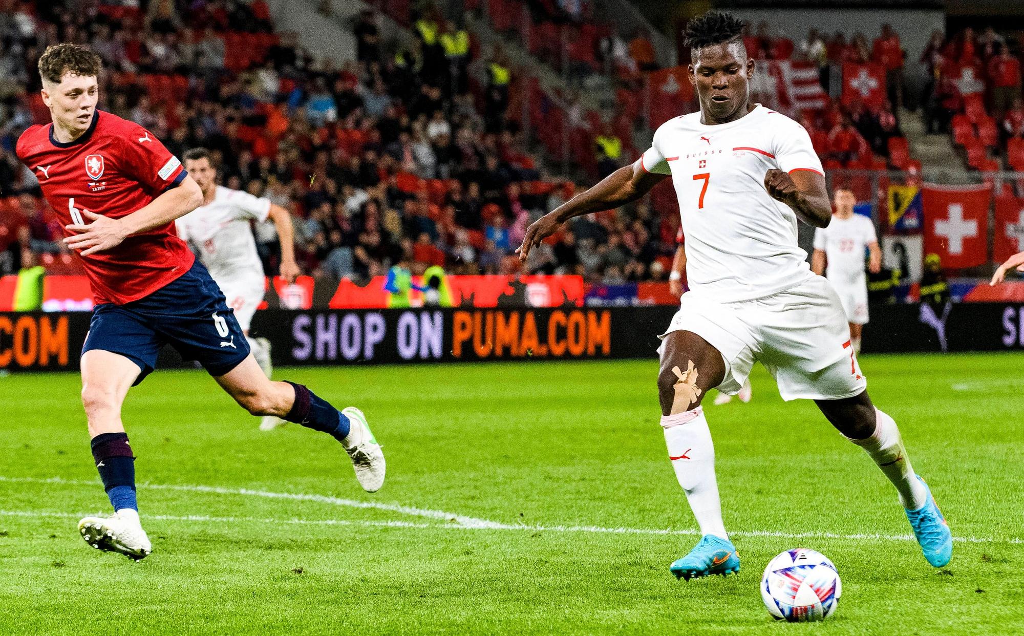 Gladbach-Stürmer Breel Embolo (r.) am 2. Juni 2022 im Einsatz für die Schweiz während des Gruppenspiels in der UEFA Nations League gegen Tschechien. Embolo hat den Ball im Blick.