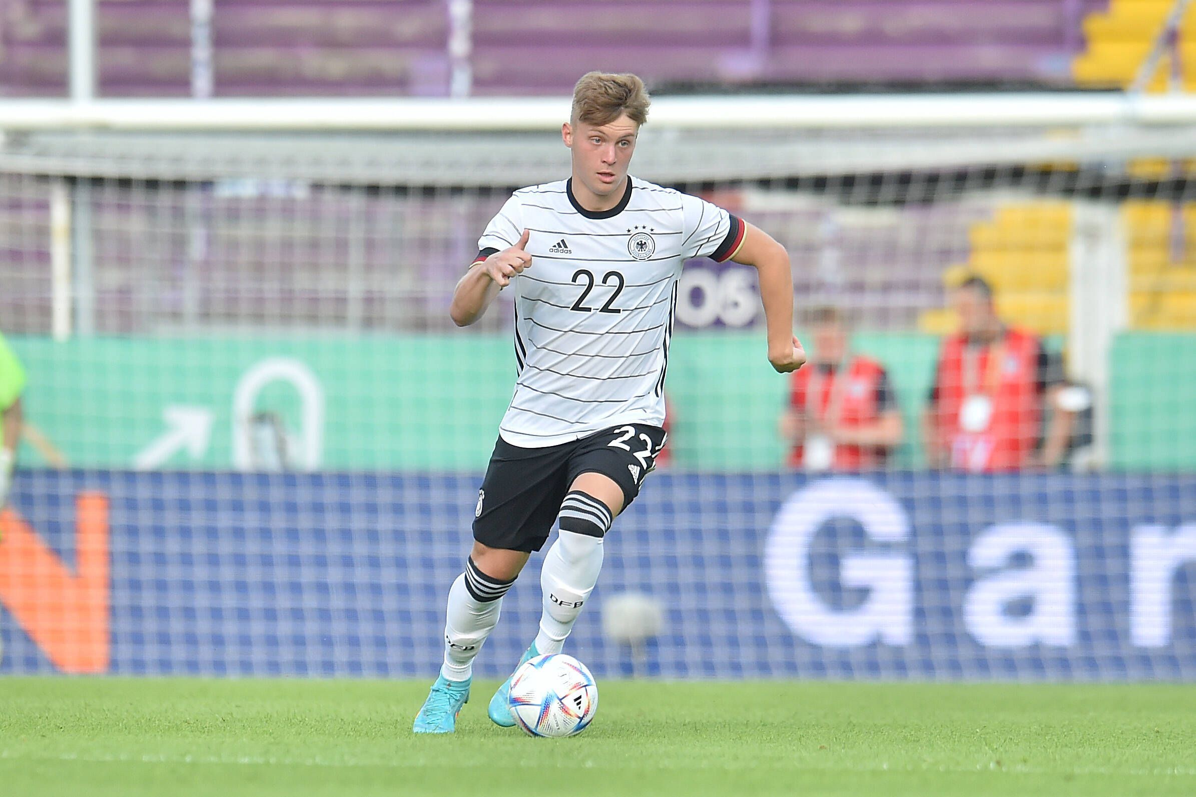 Luca Netz von Fußball-Bundesligist Borussia Mönchengladbach, hier zu sehen am 3. Juni 2022 im Einsatz für die U21 des DFB gegen Ungarn in Osnabrück. Netz hat den Ball am linken Fuß und das Spielgeschehen im Blick.