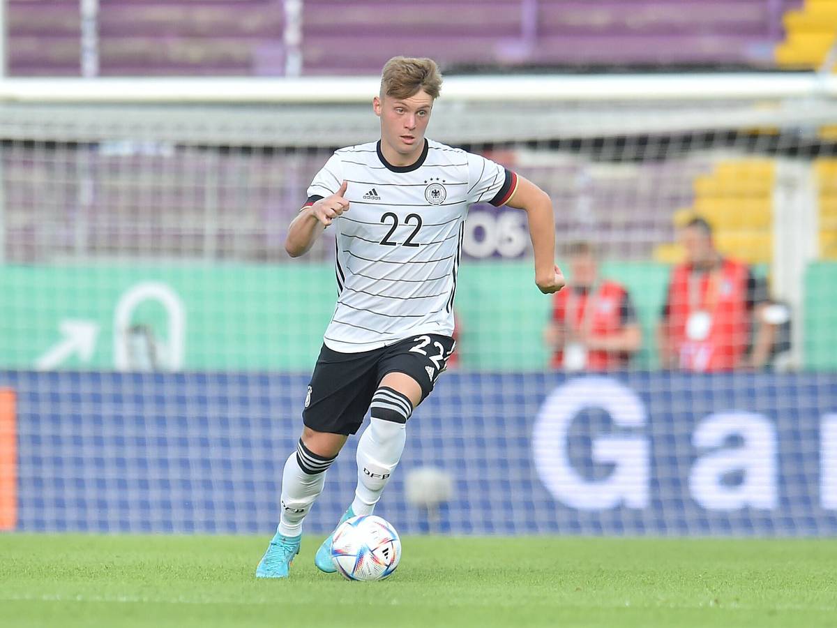 Luca Netz von Fußball-Bundesligist Borussia Mönchengladbach, hier zu sehen am 3. Juni 2022 im Einsatz für die U21 des DFB gegen Ungarn in Osnabrück. Netz hat den Ball am linken Fuß und das Spielgeschehen im Blick.