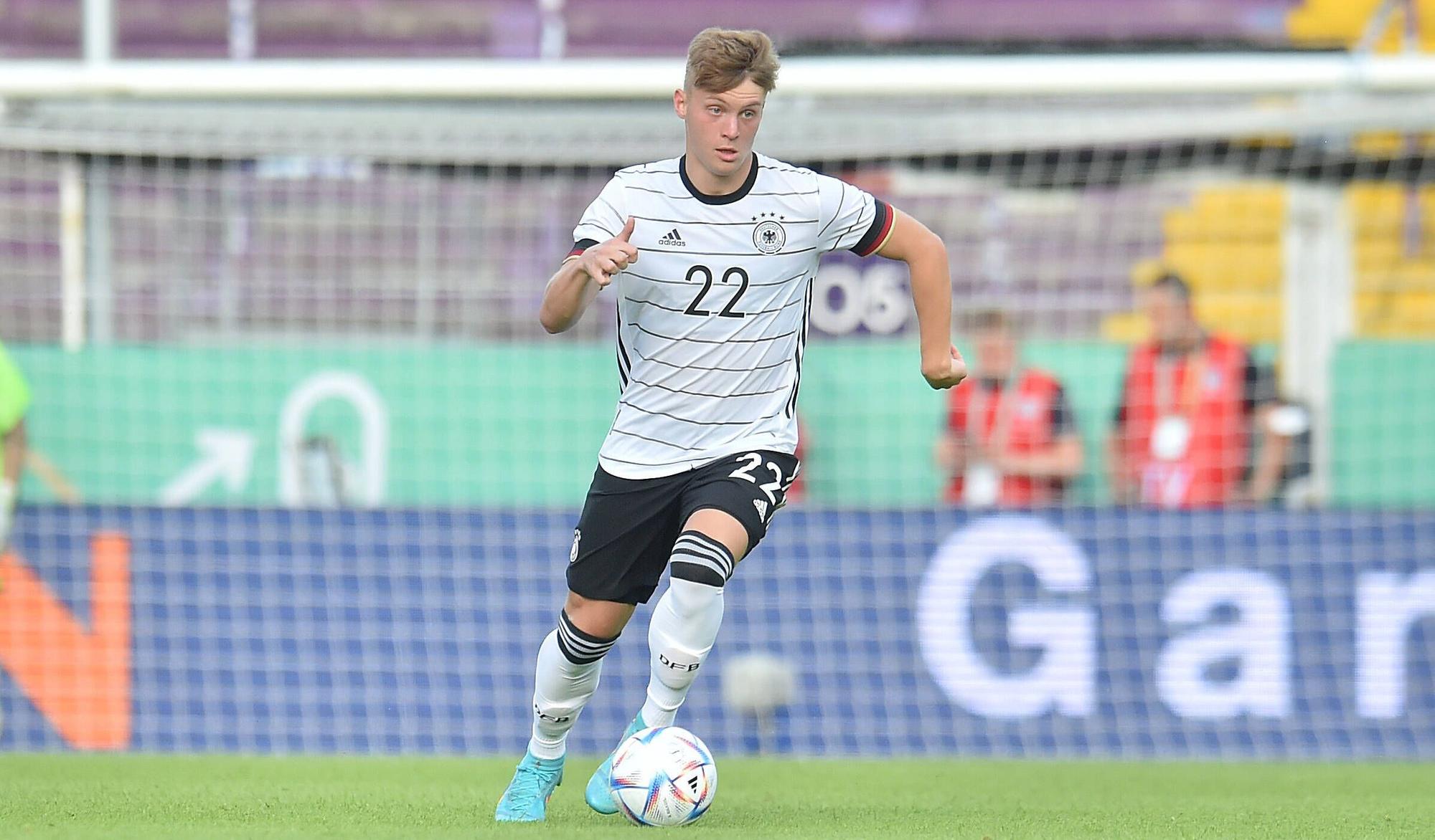 Luca Netz von Fußball-Bundesligist Borussia Mönchengladbach, hier zu sehen am 3. Juni 2022 im Einsatz für die U21 des DFB gegen Ungarn in Osnabrück. Netz hat den Ball am linken Fuß und das Spielgeschehen im Blick.