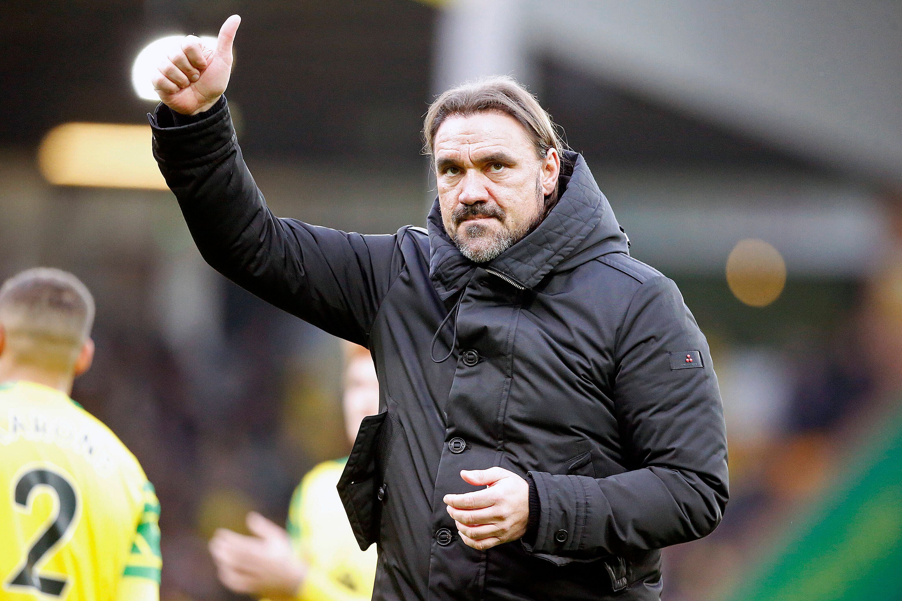 Daniel Farke, hier zu sehen am 16. Oktober 2021, soll der neue Trainer von Borussia Mönchengladbach werden. Farke hebt den Daumen und bedankt sich bei den Fans.