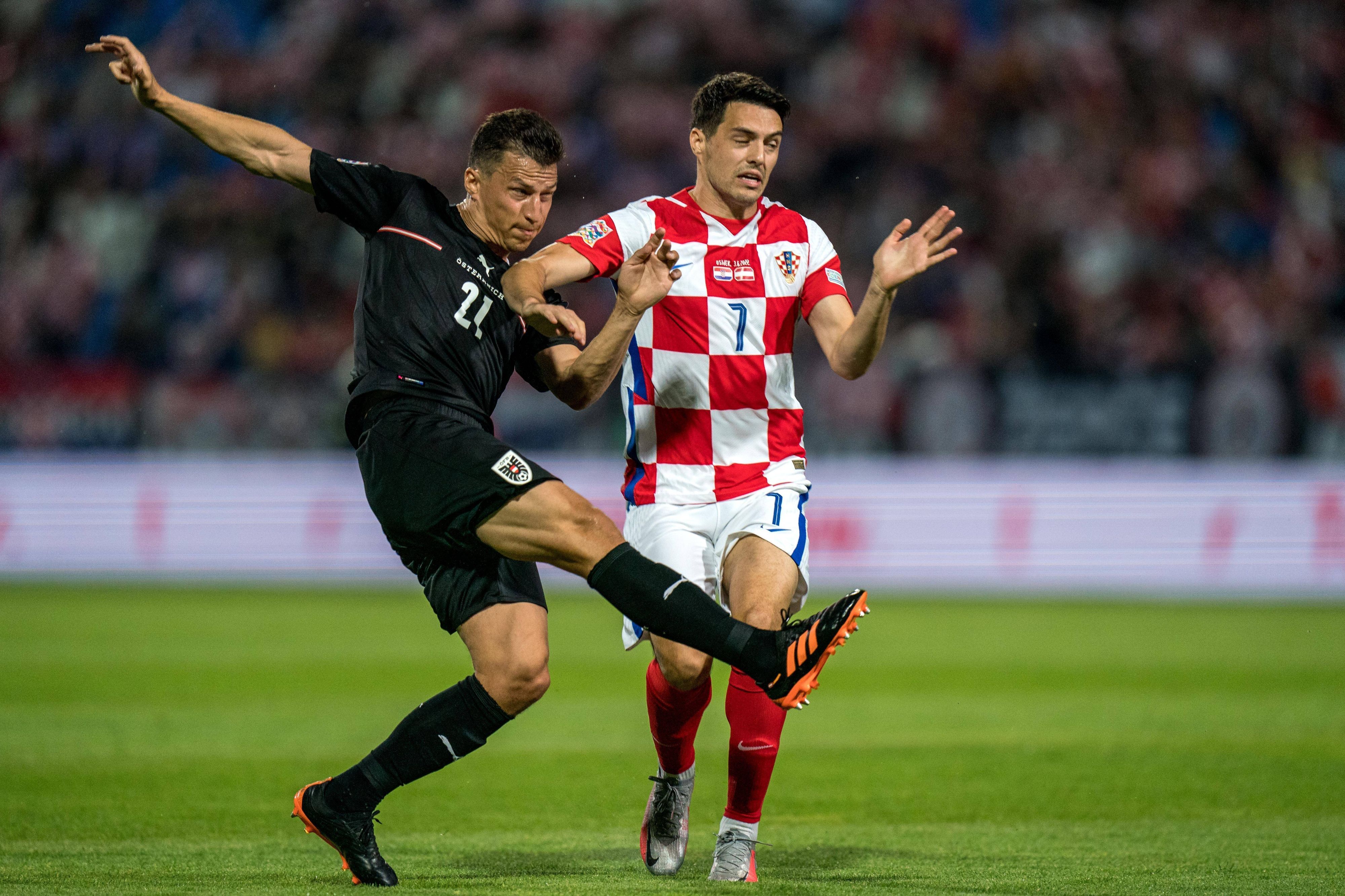 Stefan Lainer (li.), Profi von Borussia Mönchengladbach, im Zweikampf mit Kroatiens Josip Brekalo. Lainer und die österreichische Nationalmannschaft gewannen am 3. Juni 2022 in der UEFA Nations League gegen Kroatien.