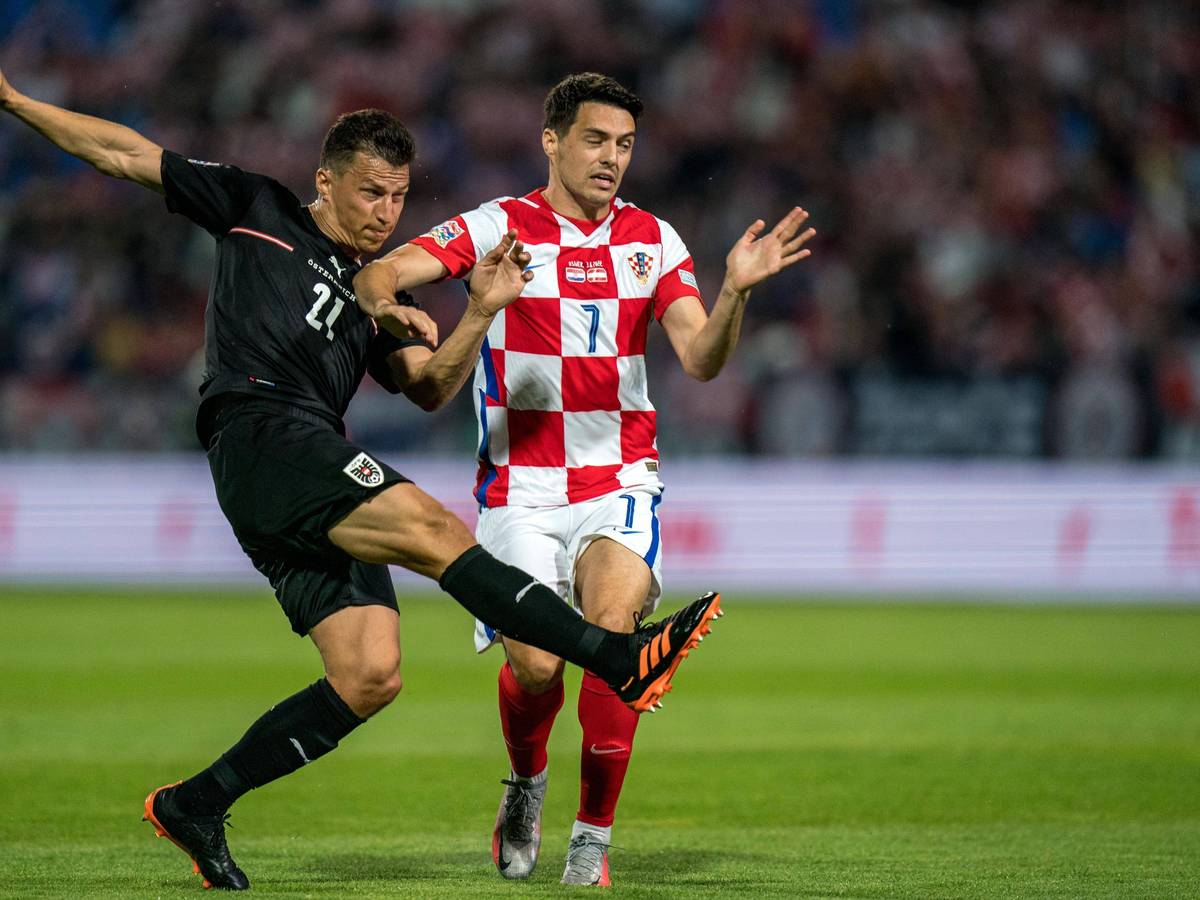 Stefan Lainer (li.), Profi von Borussia Mönchengladbach, im Zweikampf mit Kroatiens Josip Brekalo. Lainer und die österreichische Nationalmannschaft gewannen am 3. Juni 2022 in der UEFA Nations League gegen Kroatien.