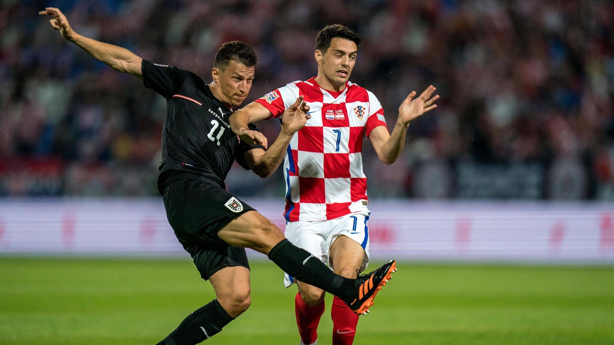 Stefan Lainer (li.), Profi von Borussia Mönchengladbach, im Zweikampf mit Kroatiens Josip Brekalo. Lainer und die österreichische Nationalmannschaft gewannen am 3. Juni 2022 in der UEFA Nations League gegen Kroatien.