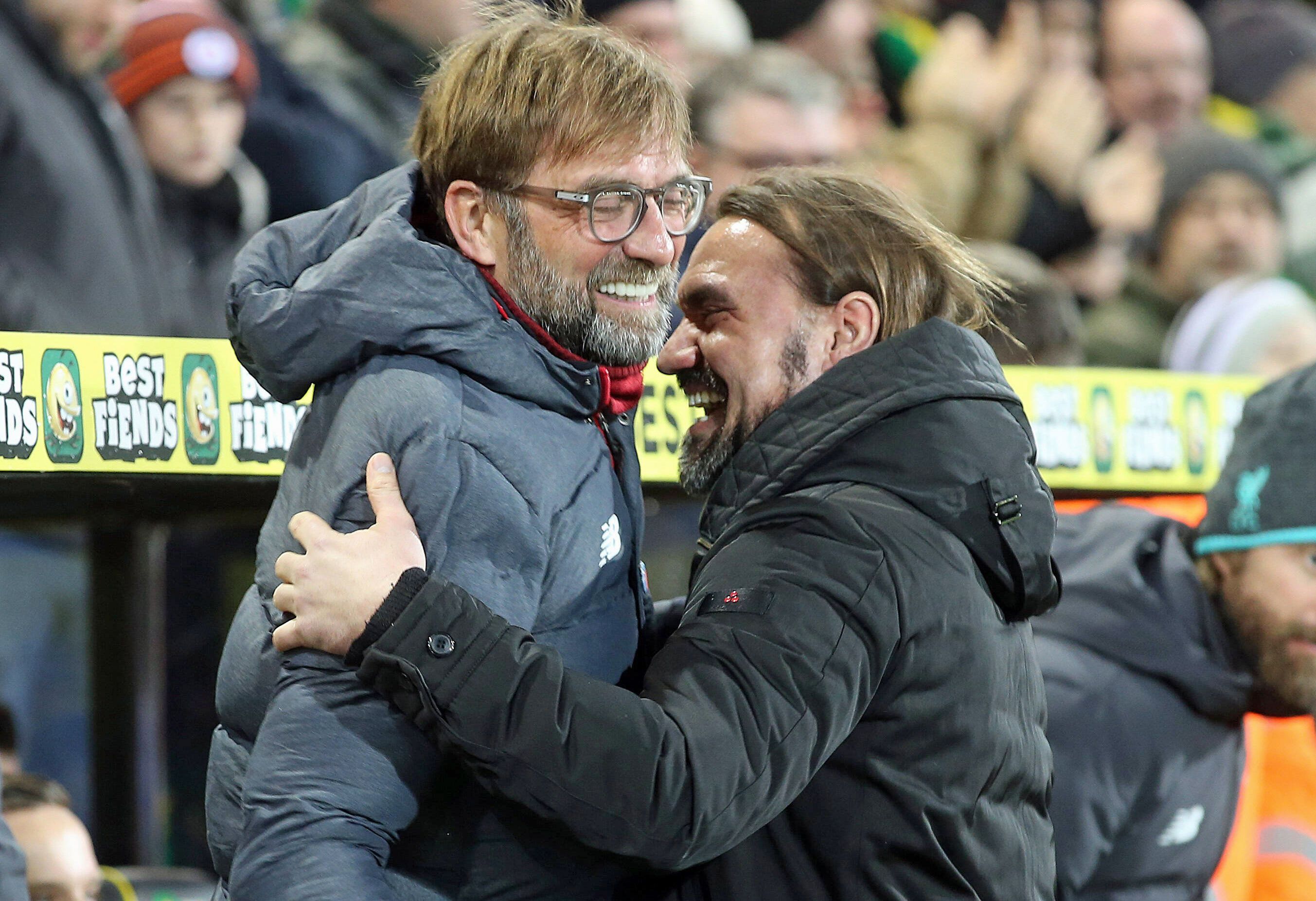 Der neue Gladbach-Trainer Daniel Farke (r.) mit Liverpool-Coach Jürgen Klopp (l.) am 15. Februar 2020 in Norwich. Die beiden begrüßen sich und lachen.