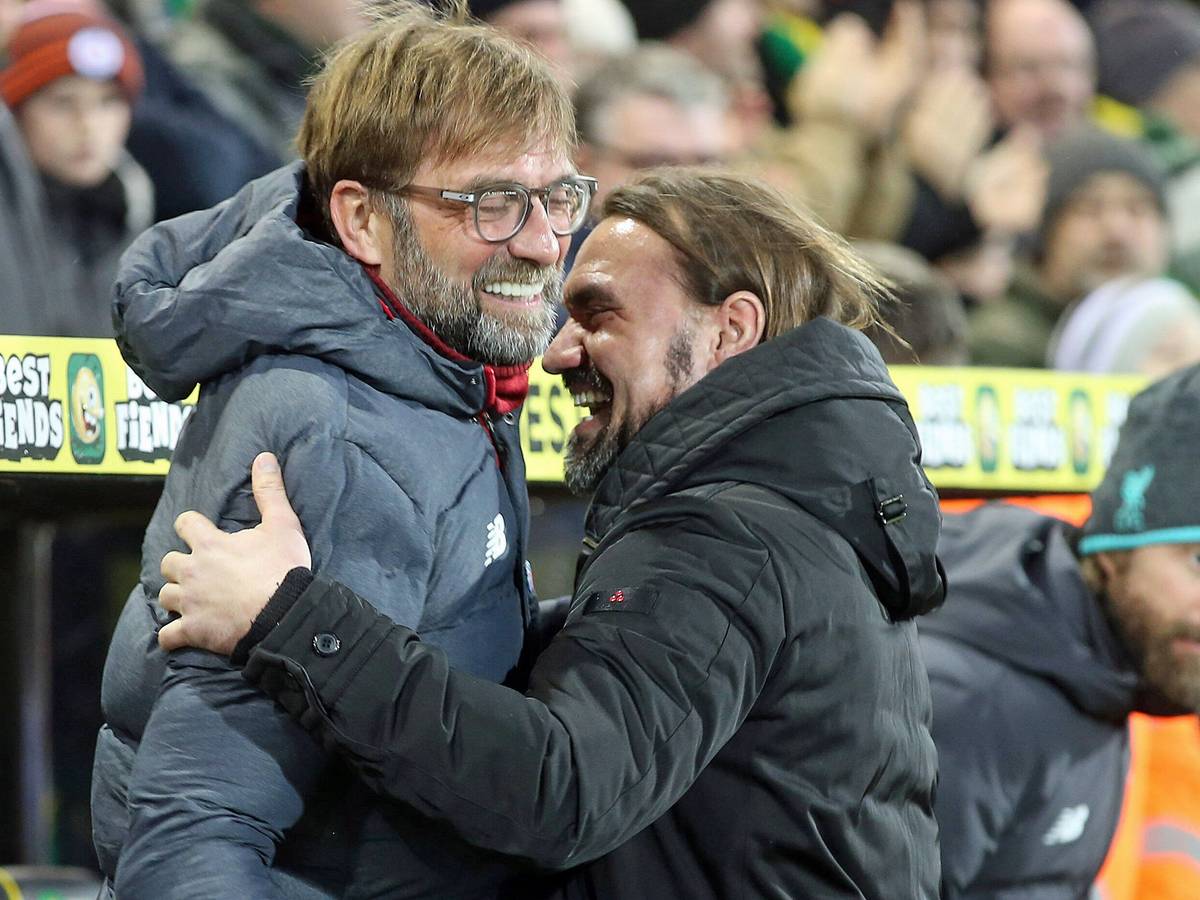 Der neue Gladbach-Trainer Daniel Farke (r.) mit Liverpool-Coach Jürgen Klopp (l.) am 15. Februar 2020 in Norwich. Die beiden begrüßen sich und lachen.