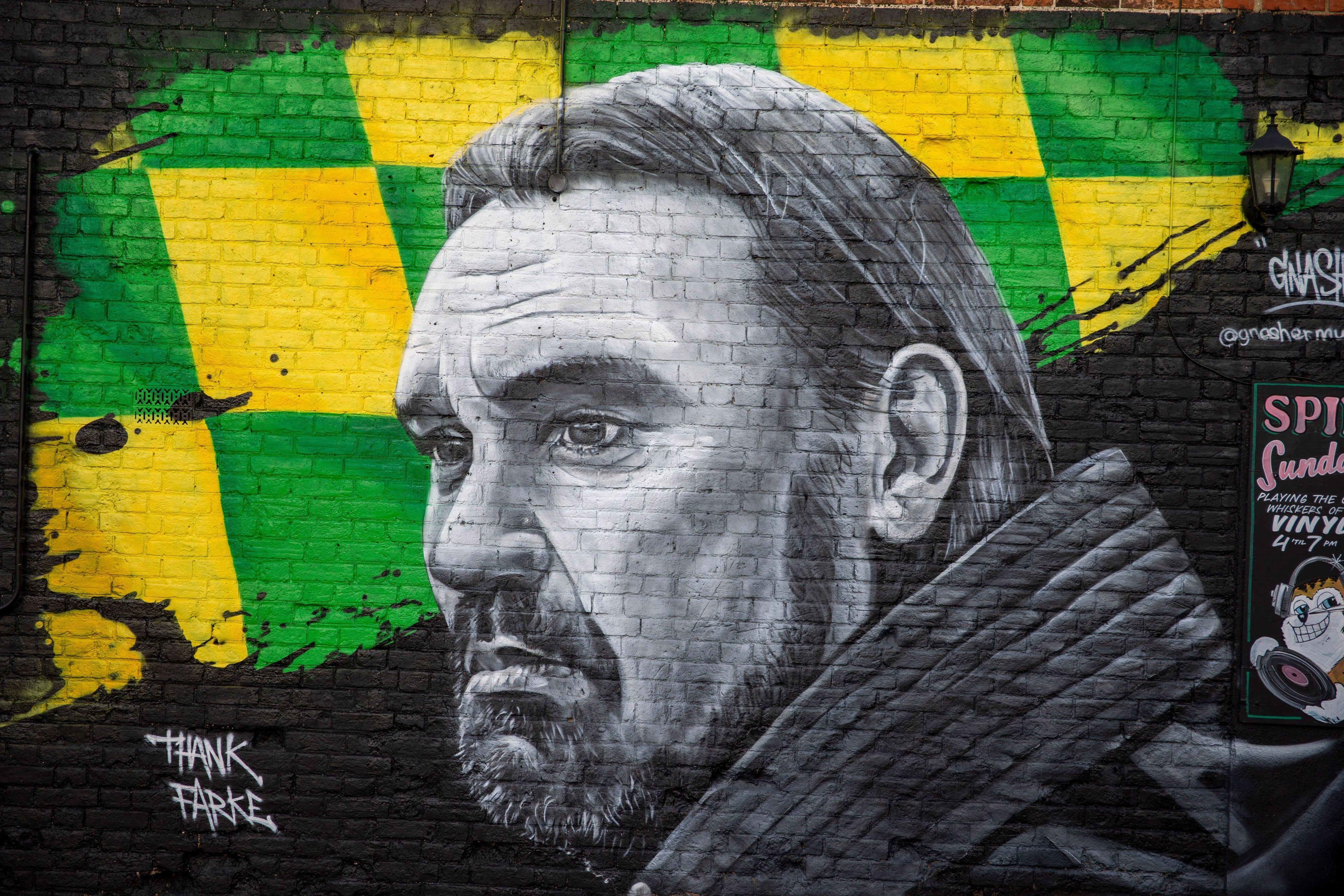 Ein Wandbild an einem Haus im englischen Norwich würdigt die Verdienste von Daniel Farke für Norwich City. Dieses Foto stammt vom 30. Mai 2021. Zu sehen ist eine Graffiti mit den Vereinsfarben und dem Gesicht von Farke.