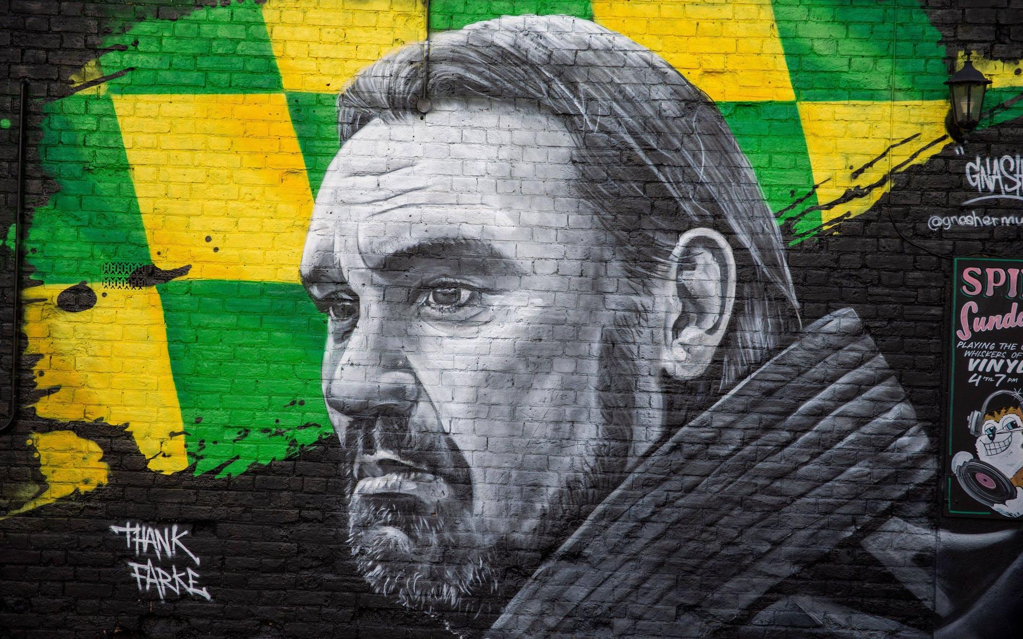 Ein Wandbild an einem Haus im englischen Norwich würdigt die Verdienste von Daniel Farke für Norwich City. Dieses Foto stammt vom 30. Mai 2021. Zu sehen ist eine Graffiti mit den Vereinsfarben und dem Gesicht von Farke.