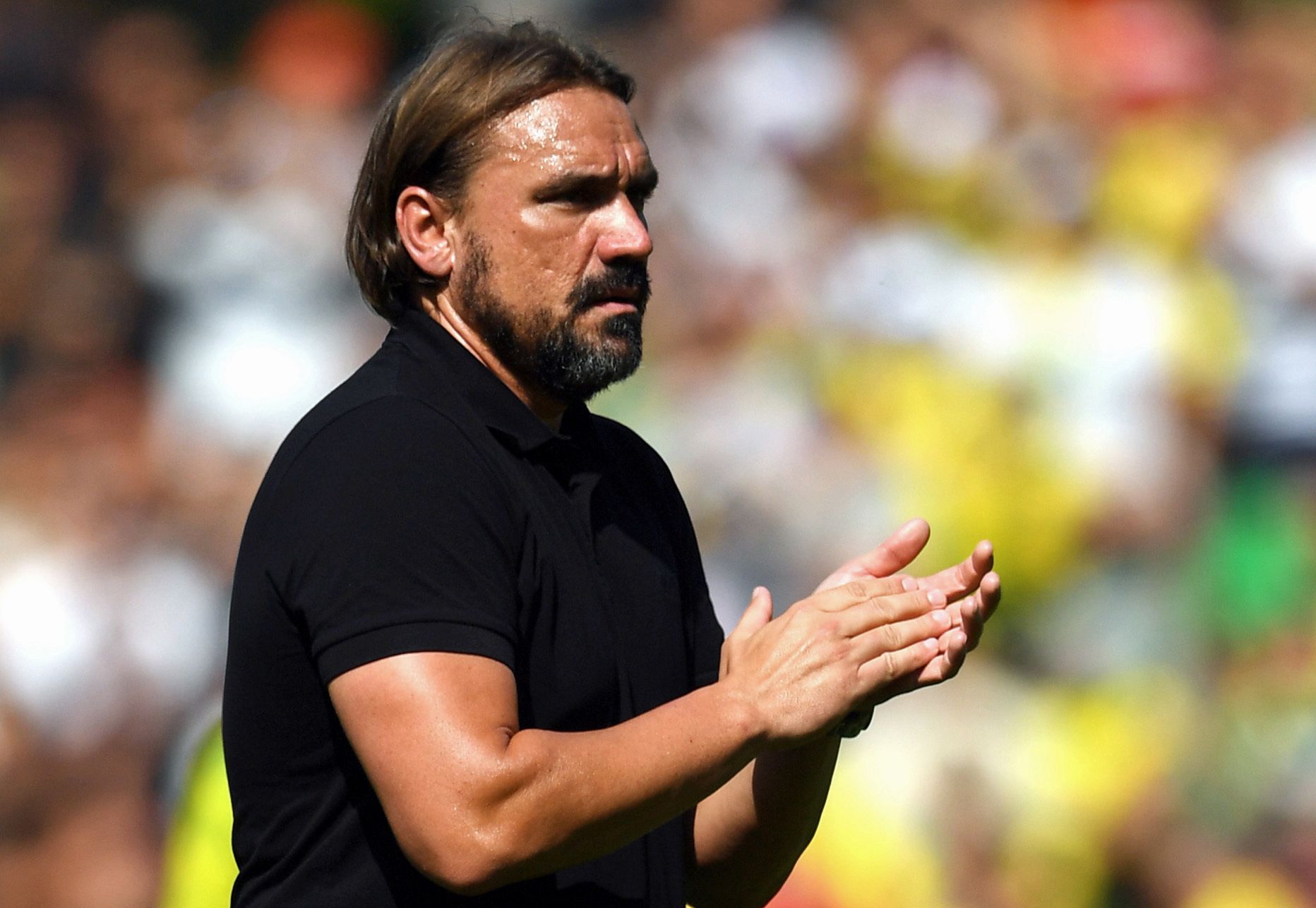 Der neue Gladbach-Trainer Daniel Farke. Auf diesem Bild ist der Fußballlehrer am 24. August 2019 in der englischen Premier League beim Spiel Norwich City gegen Chelsea zu sehen. Farke klatscht in die Hände.