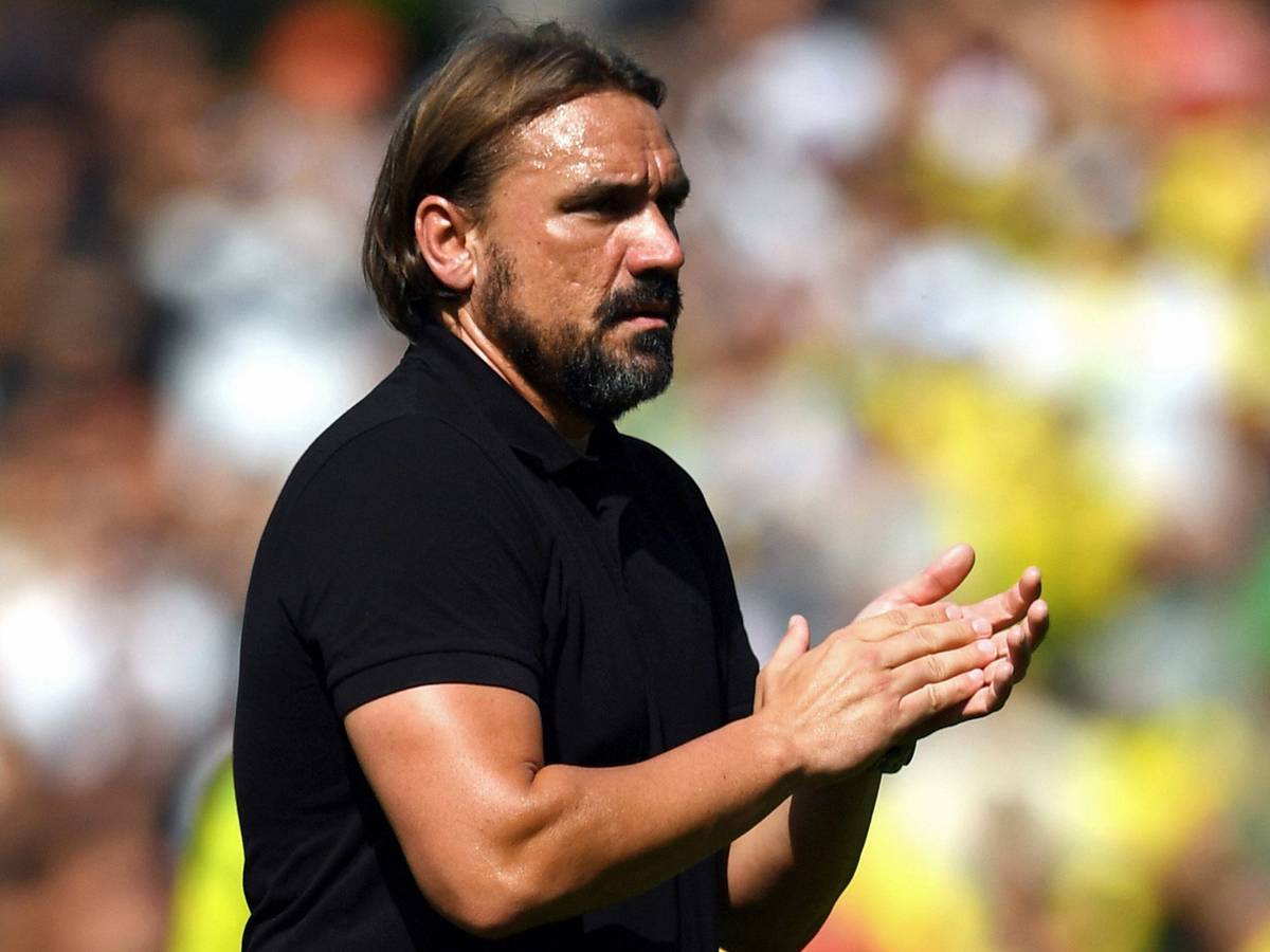 Der neue Gladbach-Trainer Daniel Farke. Auf diesem Bild ist der Fußballlehrer am 24. August 2019 in der englischen Premier League beim Spiel Norwich City gegen Chelsea zu sehen. Farke klatscht in die Hände.
