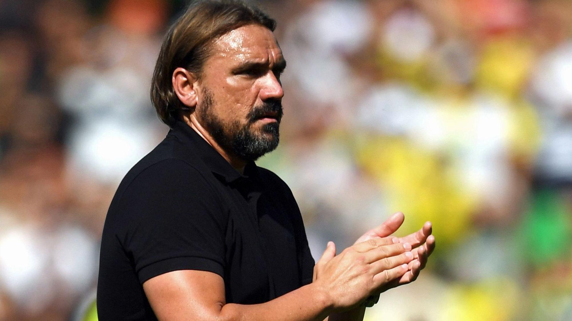 Der neue Gladbach-Trainer Daniel Farke. Auf diesem Bild ist der Fußballlehrer am 24. August 2019 in der englischen Premier League beim Spiel Norwich City gegen Chelsea zu sehen. Farke klatscht in die Hände.