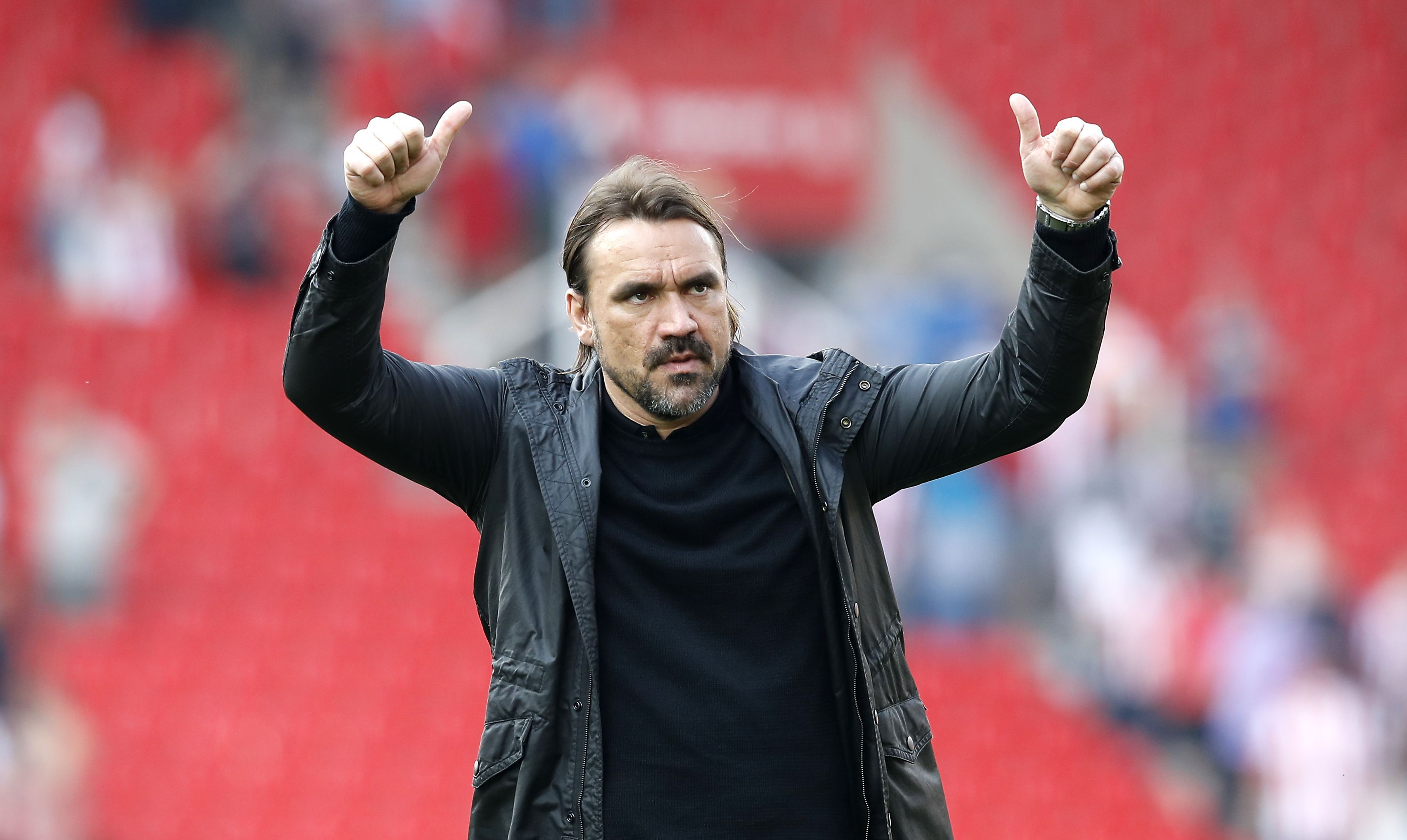 Daniel Farke, hier am 7. August 2019 zu sehen, ist neuer Trainer von Borussia Mönchengladbach. Farke macht eine Geste Richtung Zuschauer.