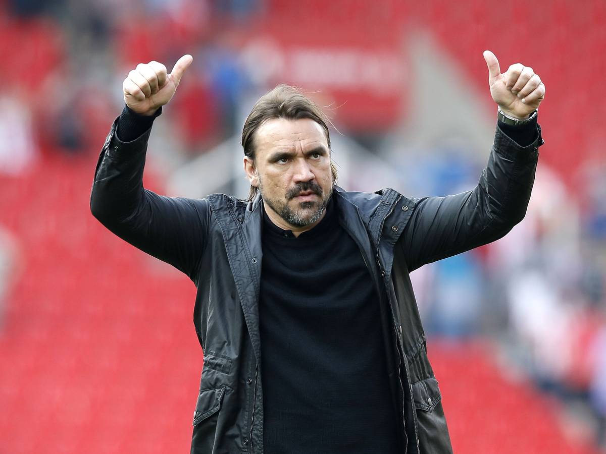 Daniel Farke, hier am 7. August 2019 zu sehen, ist neuer Trainer von Borussia Mönchengladbach. Farke macht eine Geste Richtung Zuschauer.