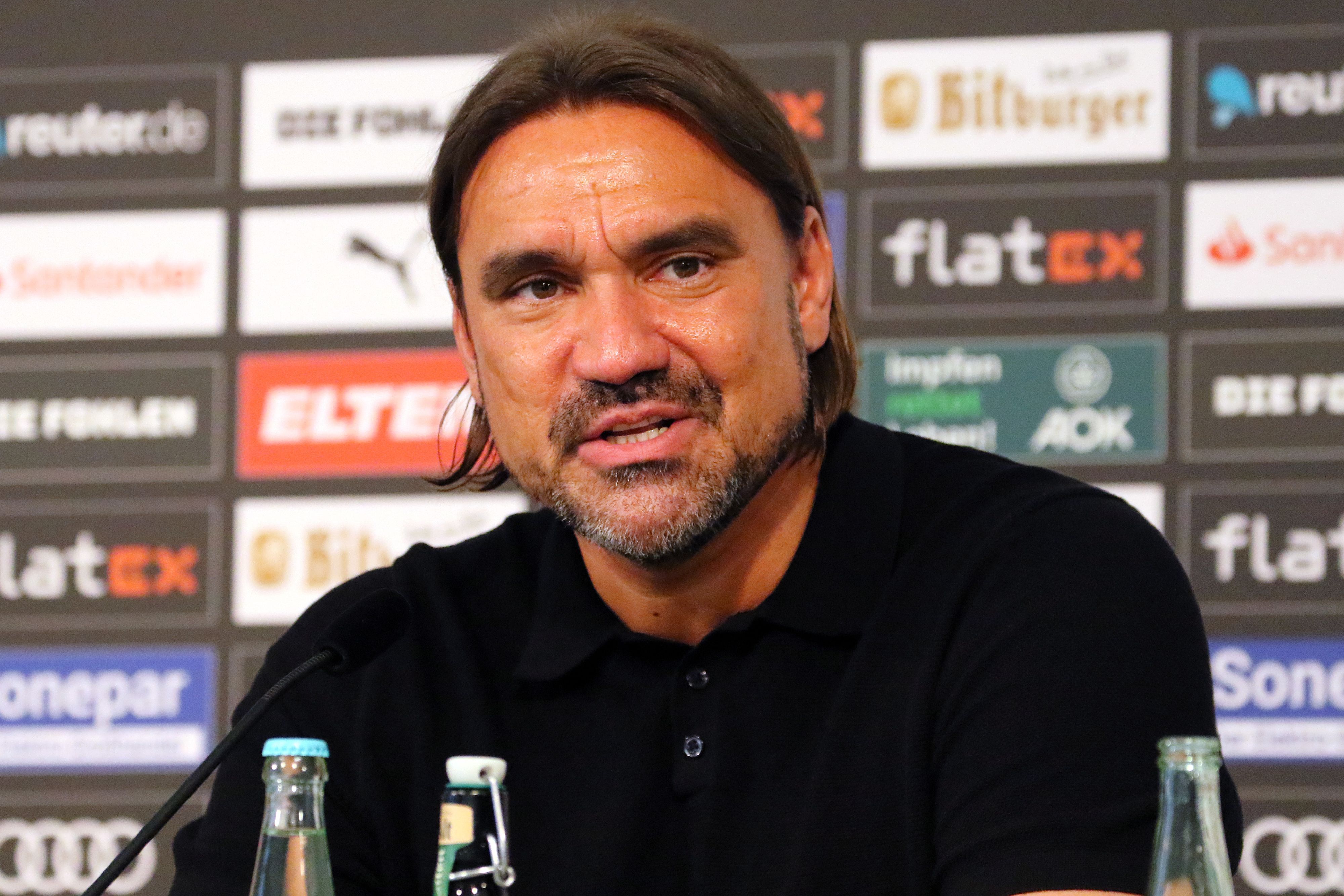 Daniel Farke ist am Sonntag (5. Juni 2022) als neuer Cheftrainer bei Borussia Mönchengladbach vorgestellt worden. Farke spricht und blickt in die Kamera.