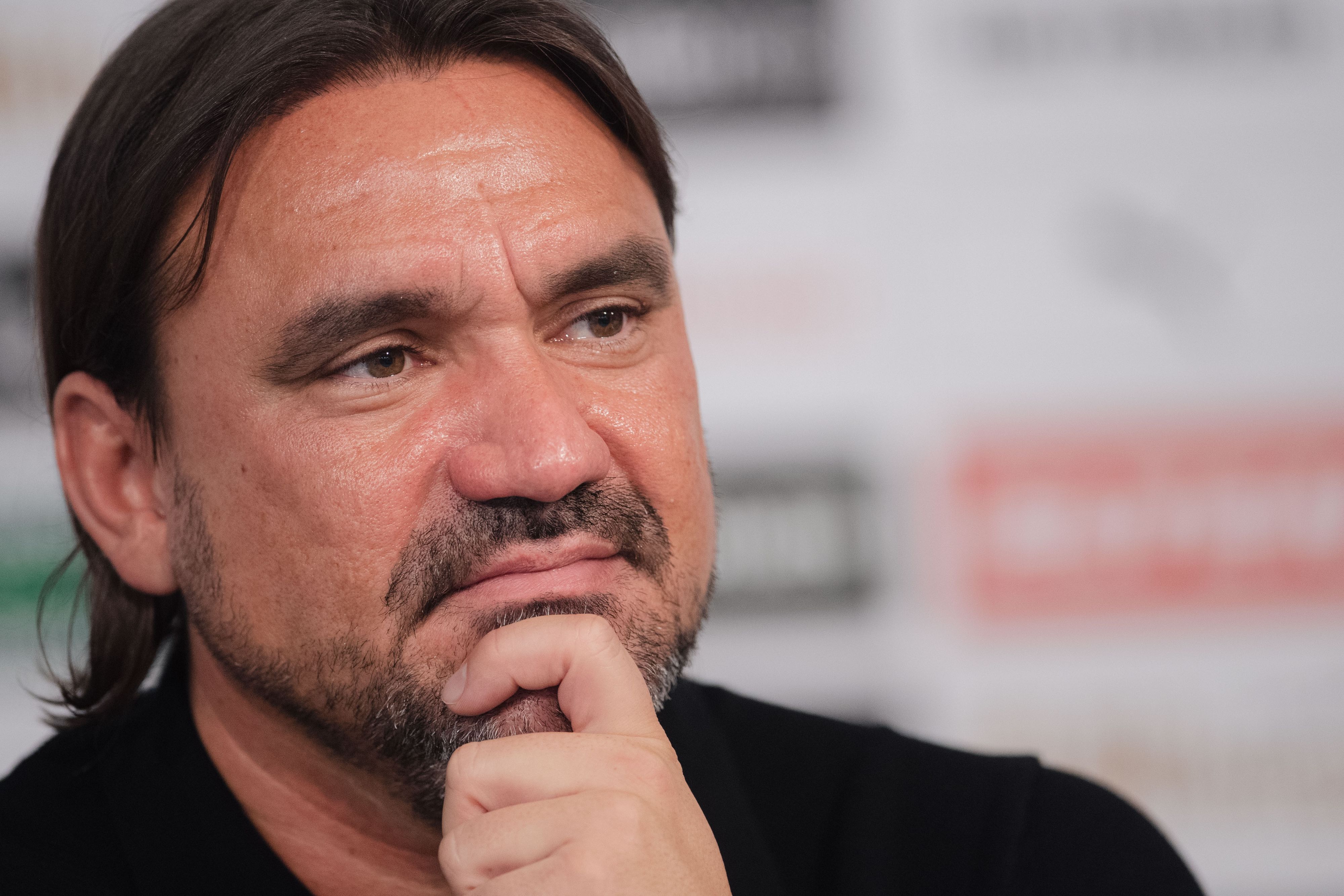 Gladbach-Trainer Daniel Farke blickt während seiner Vorstellungs-Pressekonferenz (5. Juni 2022) im Borussia-Park in die Runde. Farke hat die Hand am Kinn.