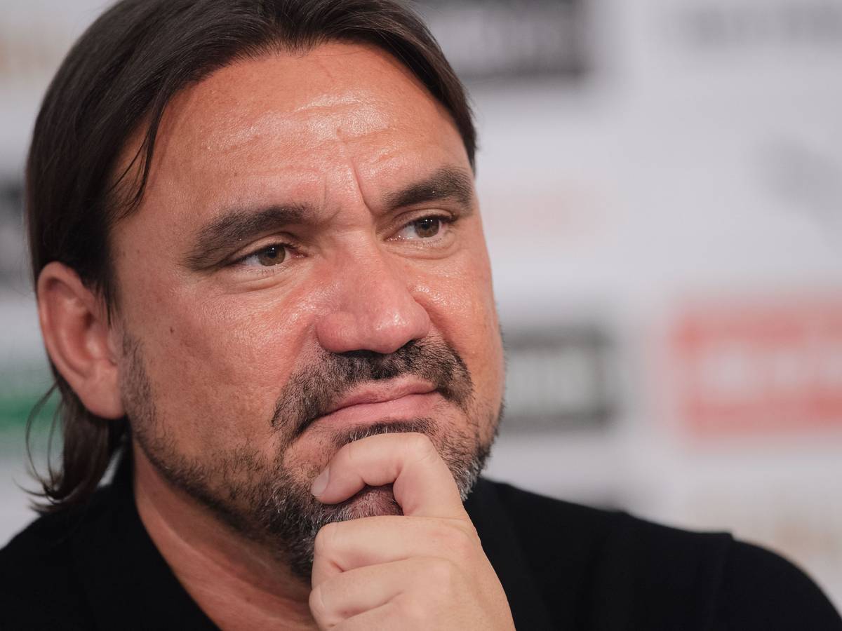 Gladbach-Trainer Daniel Farke blickt während seiner Vorstellungs-Pressekonferenz (5. Juni 2022) im Borussia-Park in die Runde. Farke hat die Hand am Kinn.